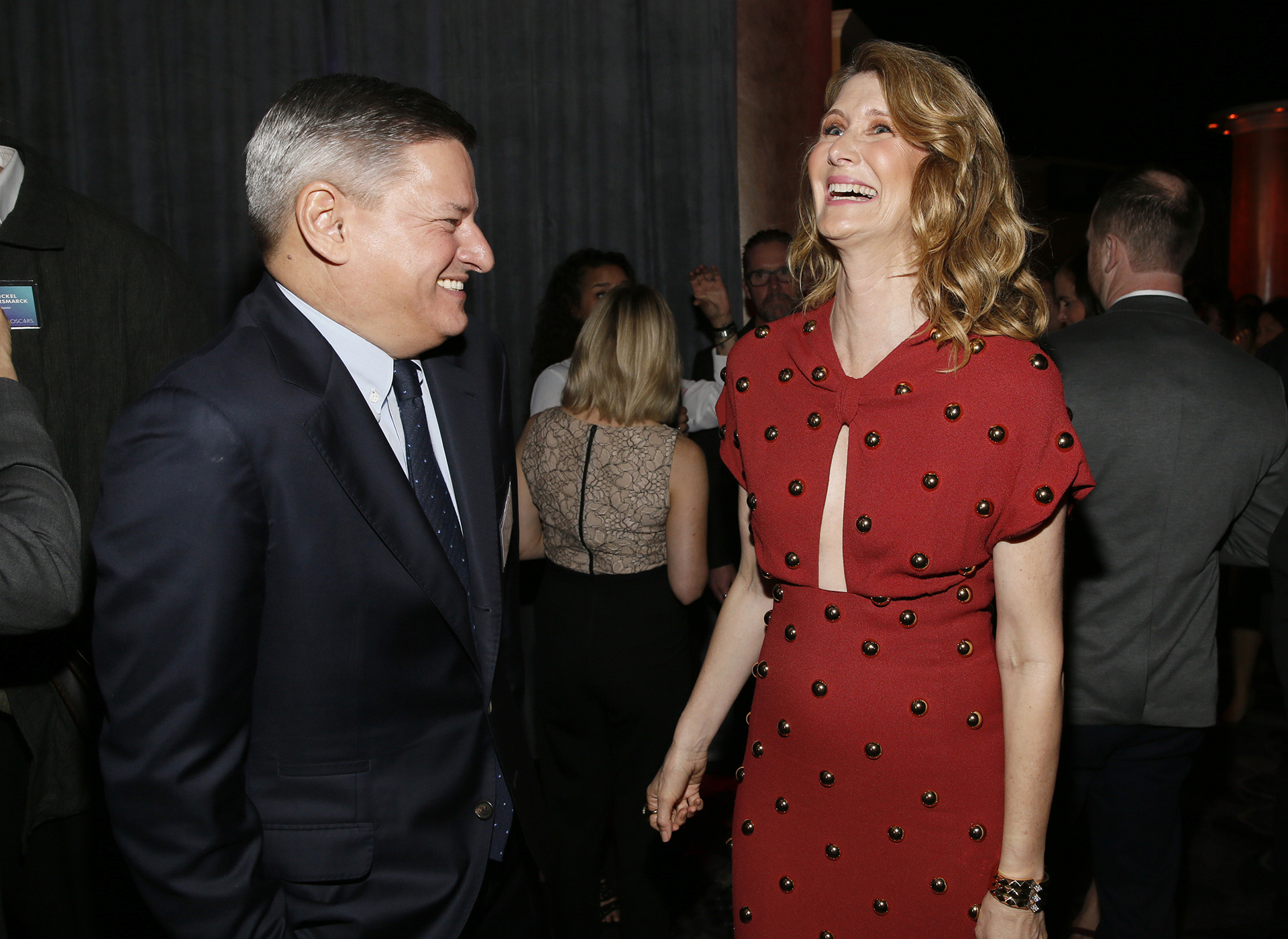 Ted Sarandos y Laura Dern