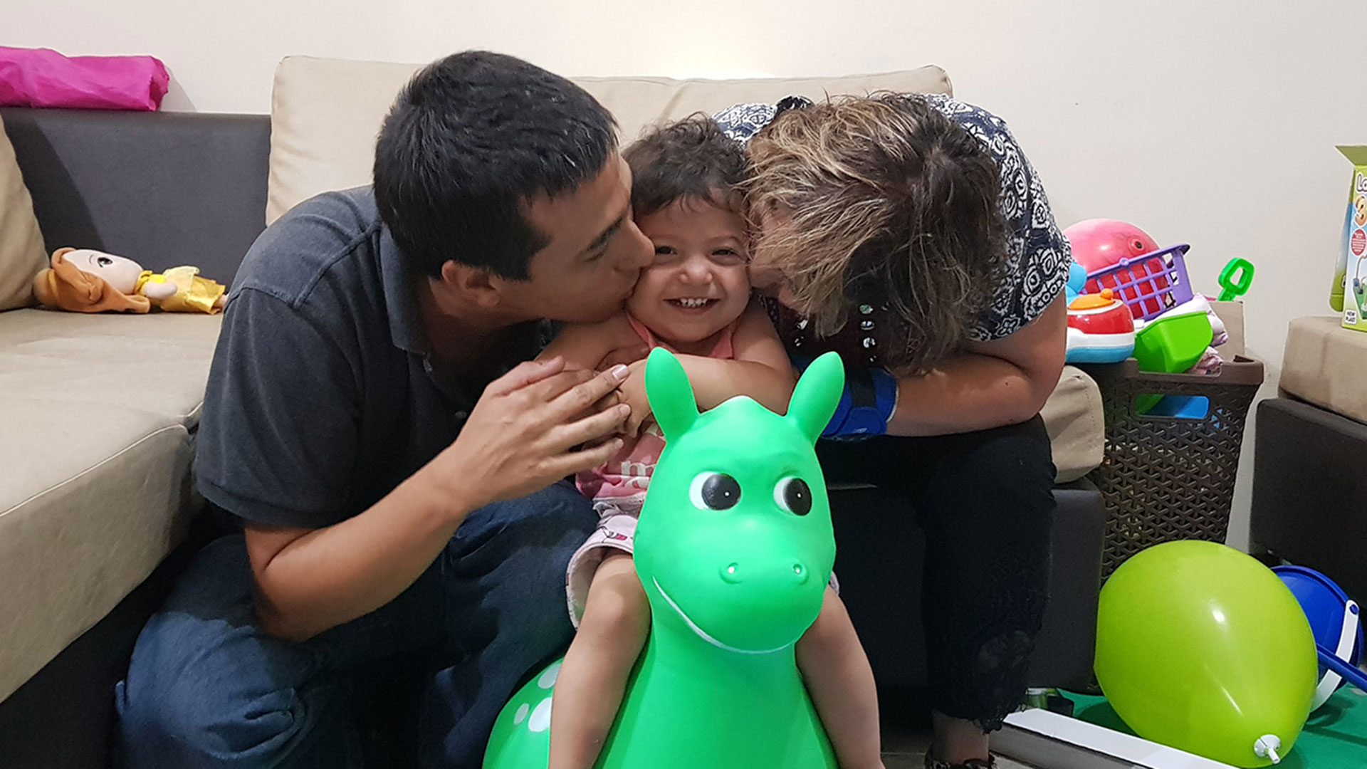Luciano y Marcia, su esposa, besan a Fiorella, la hija que pudieron tener gracias a la ovodonación