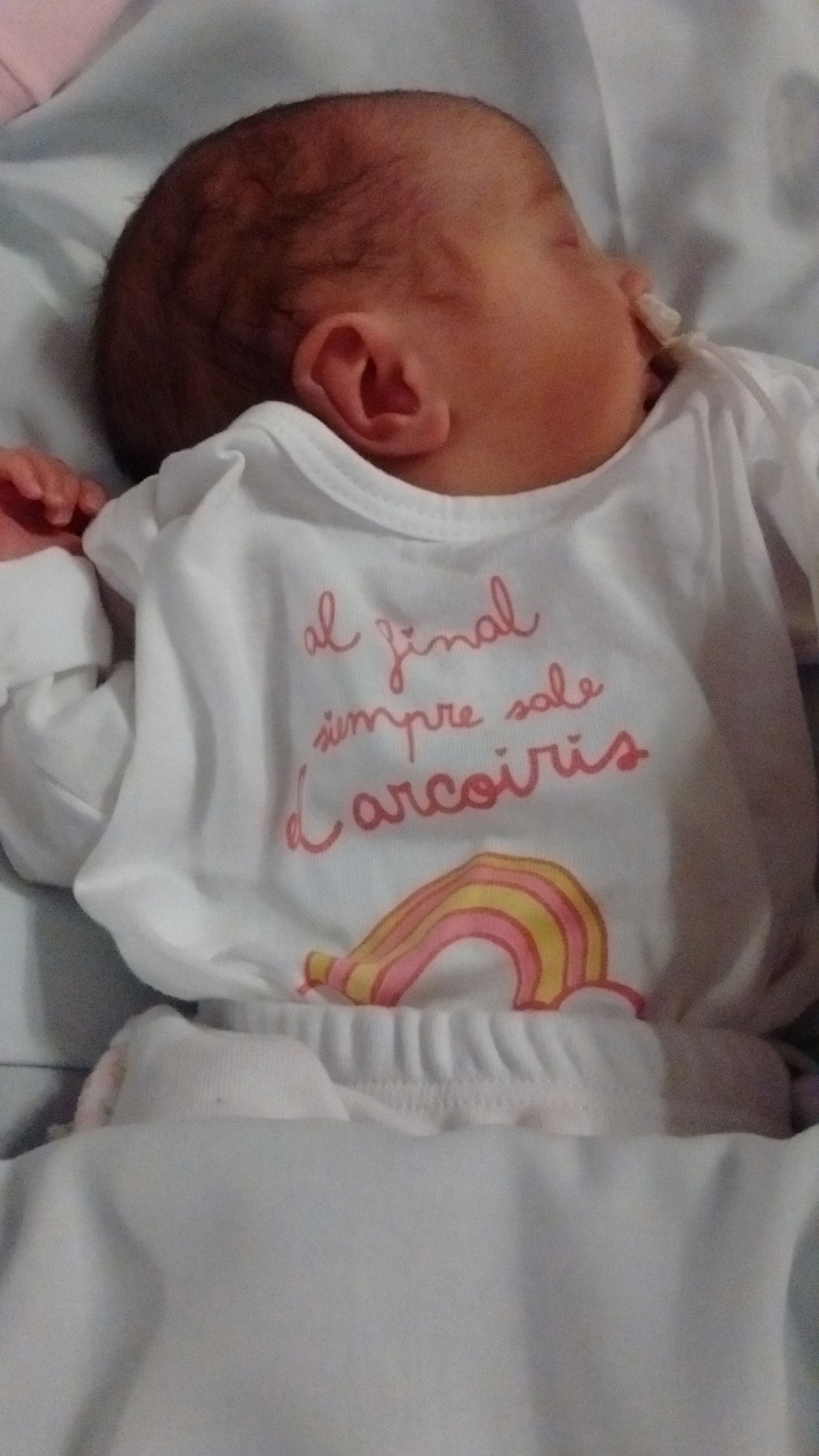 Fiorella, aún en neonatología, con la metáfora escrita en su remera (Gentileza familia Pertuzzo)