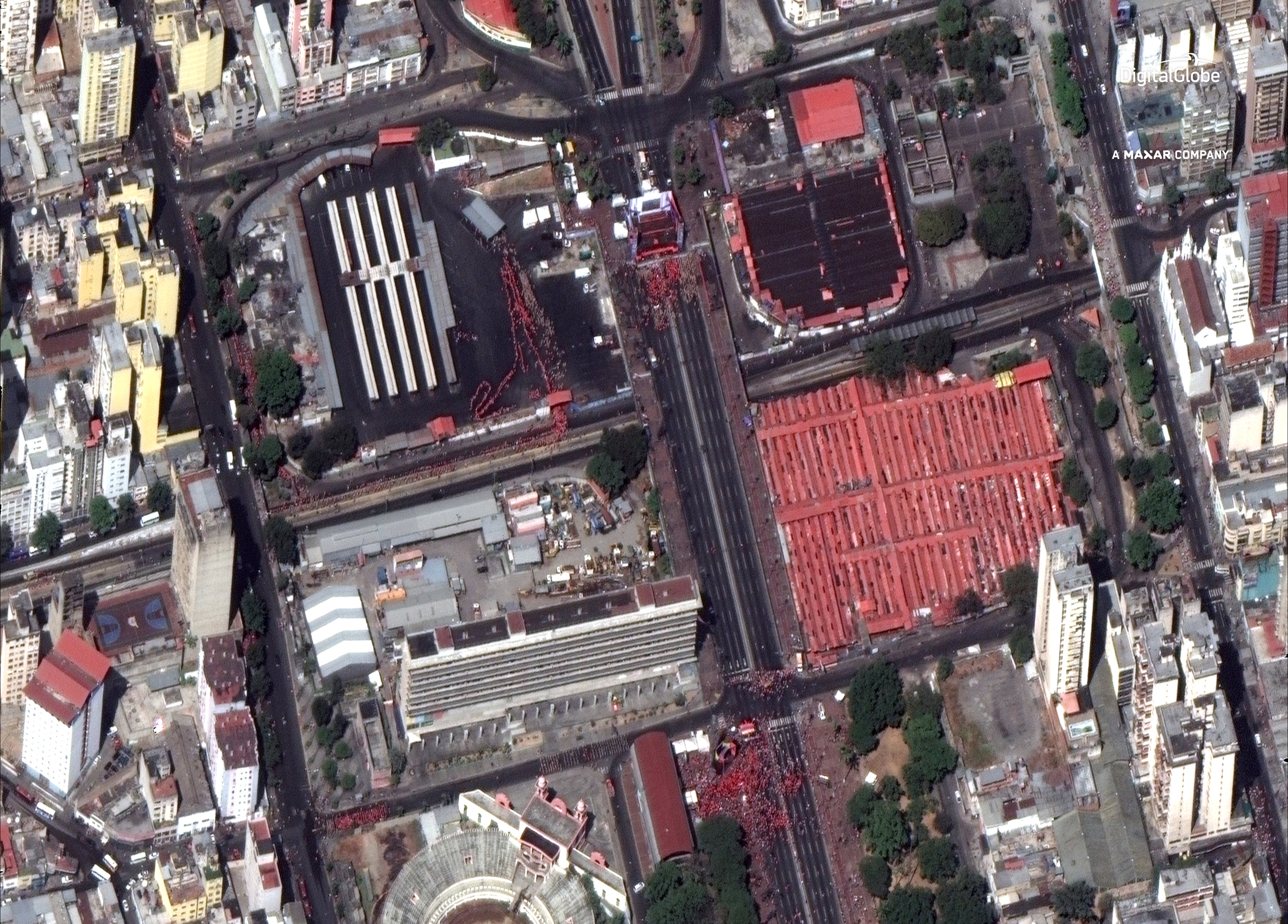 La convocatoria del chavismo. El concreto de la avenida es más visible que la muchedumbre (DigitalGlobe/REUTERS)