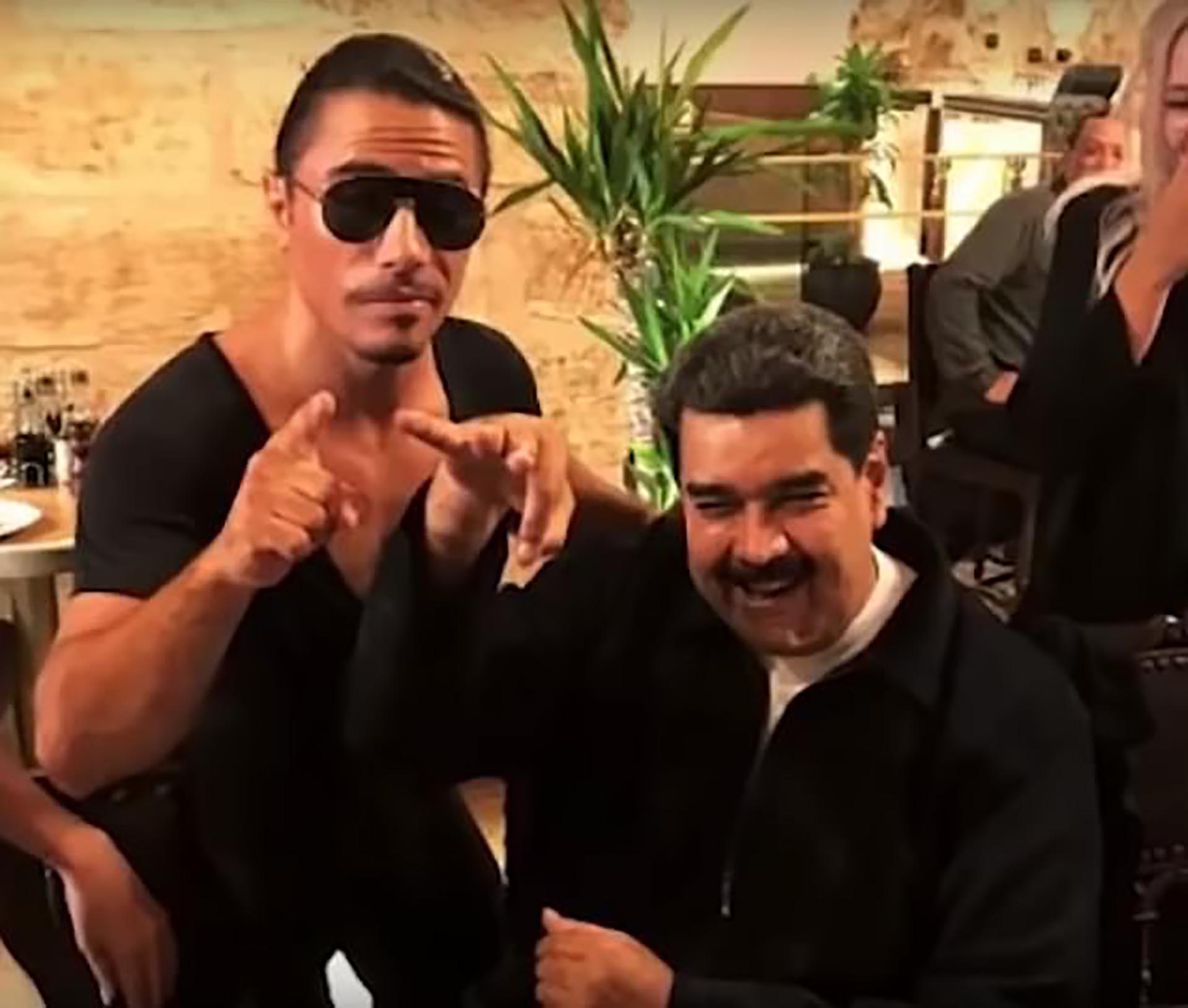 Nicolás Maduro comiendo bistec en el restaurante de Salt Bae. (Dailymail)
