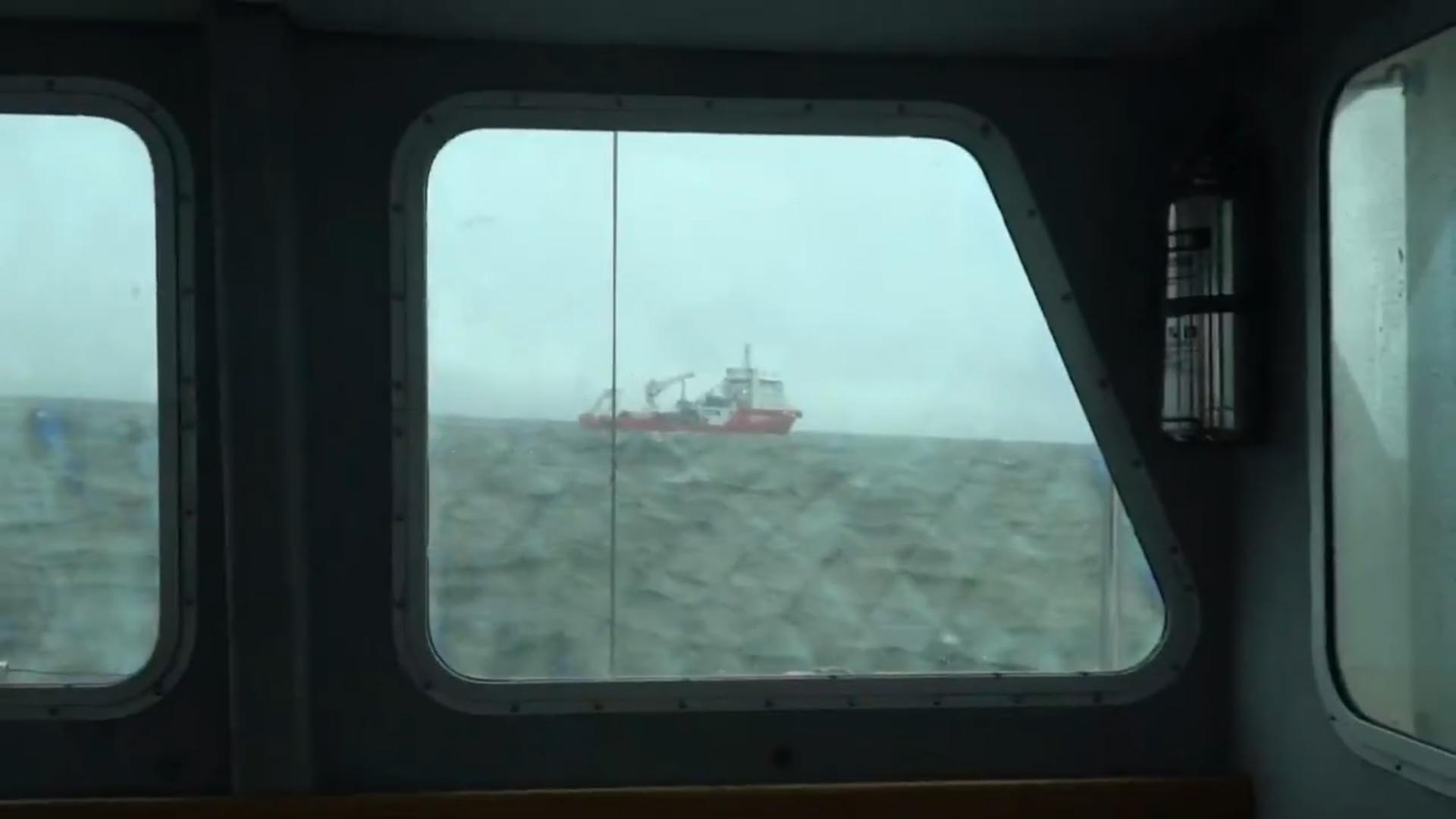 Imagen a distancia del buque en pleno trabajo de rescate