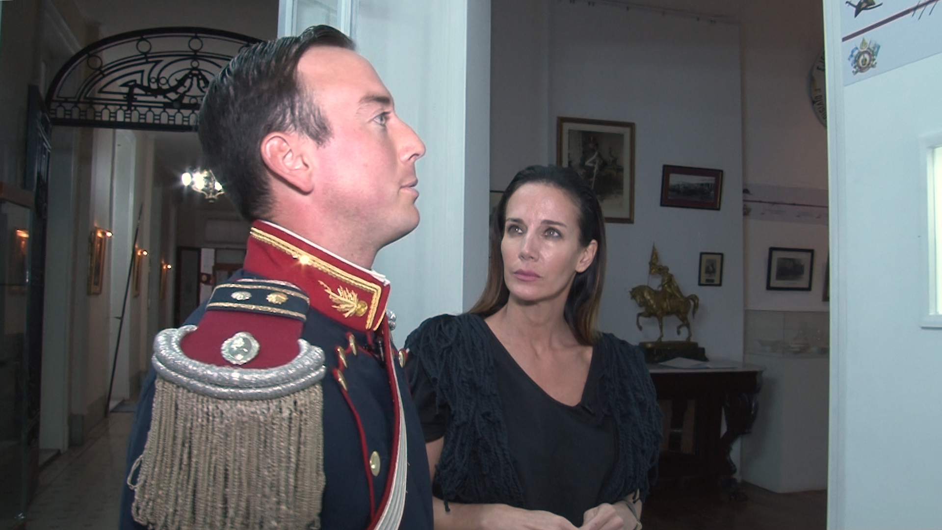 Carolina Prat escucha atenta a uno de los granaderos