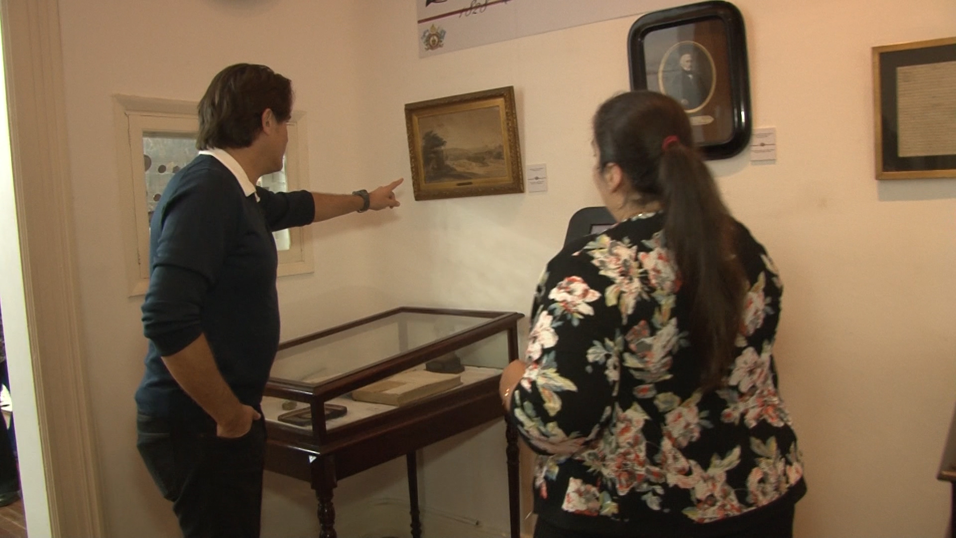 Guillermo Andino recorre las instalaciones del Museo Histórico del Regimiento de Granaderos a Caballo