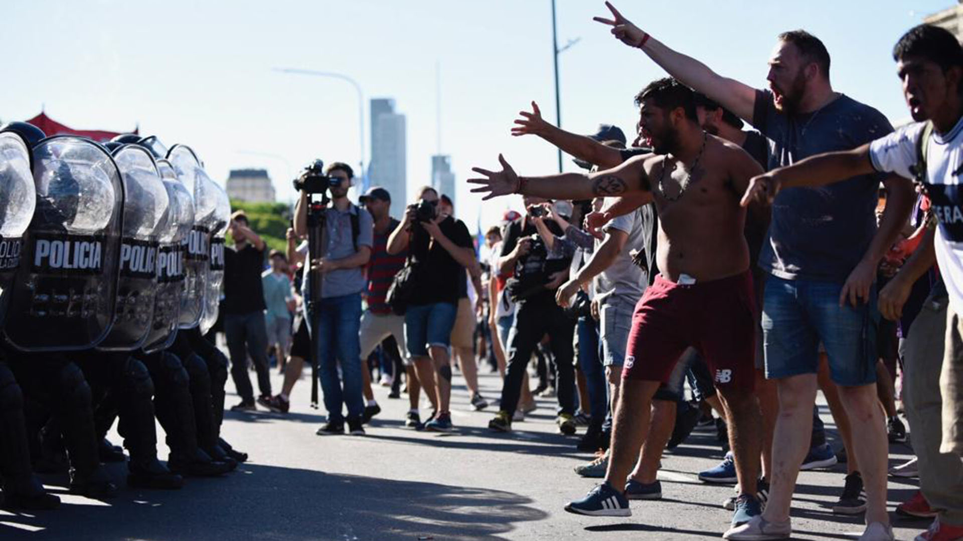 La protesta llegó a su pico de tensión frente a la facultad de Derecho