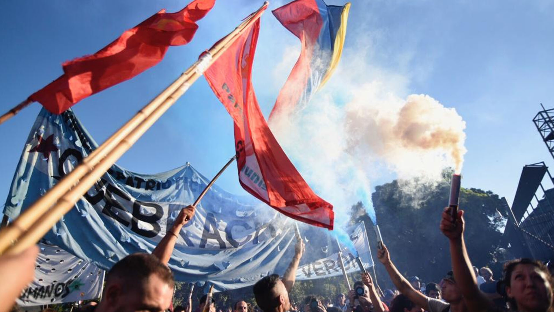El enfrentamiento entre los manifestantes y la policía se dio frente a la facultad de Derecho