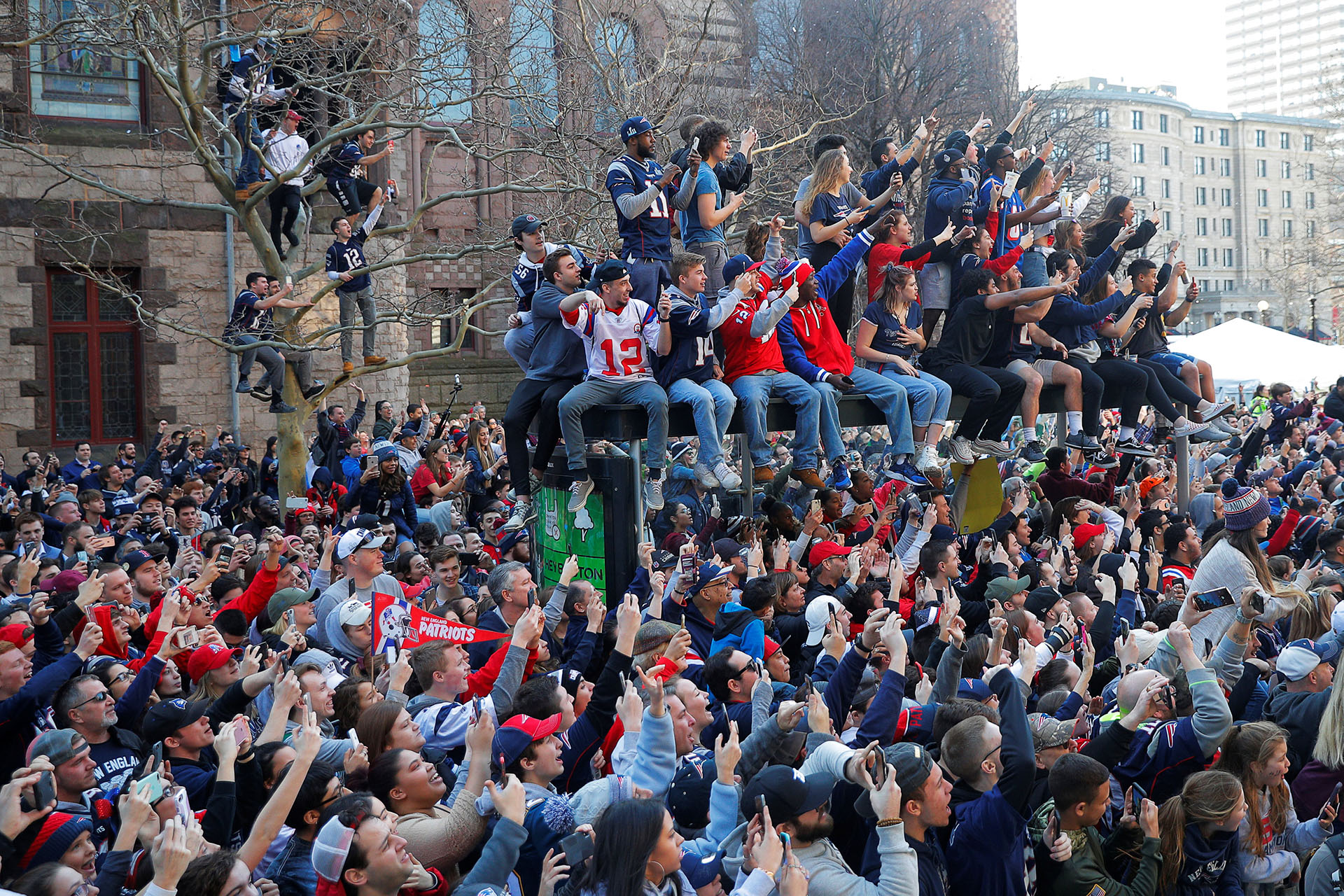 Los fans invadieron las calles de Boston para celebrar junto al equipo
