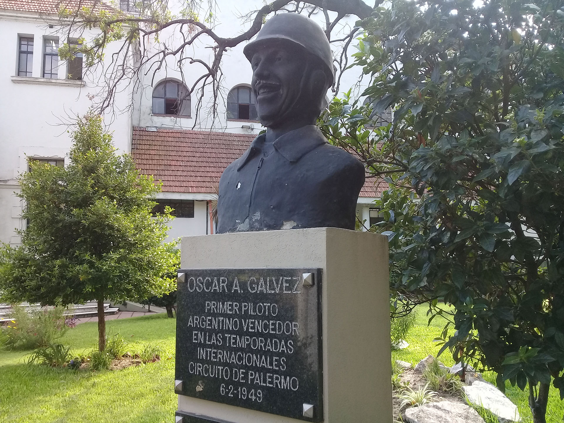 El busto que recuerda la proeza está ubicado en el circuito