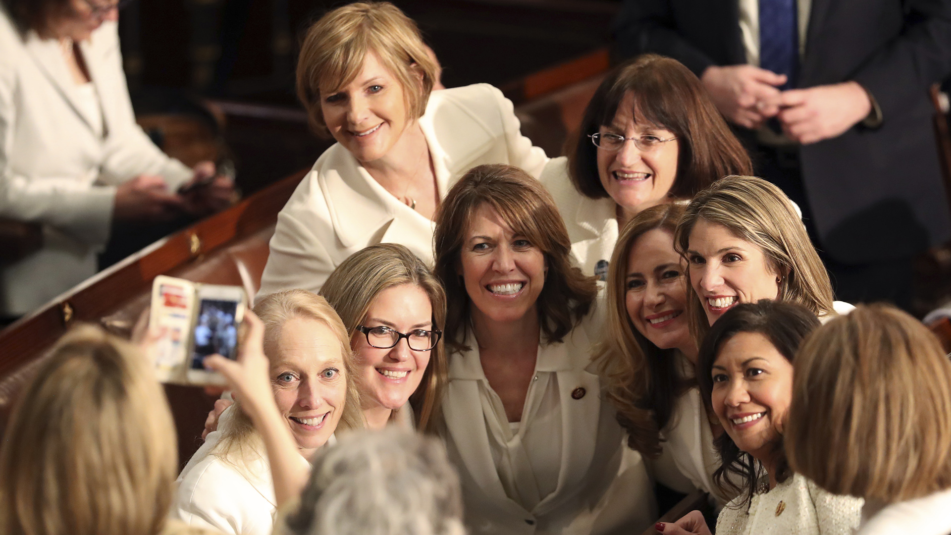Congresista demócratas vestidas de blanco. (AP Photo/Andrew Harnik)