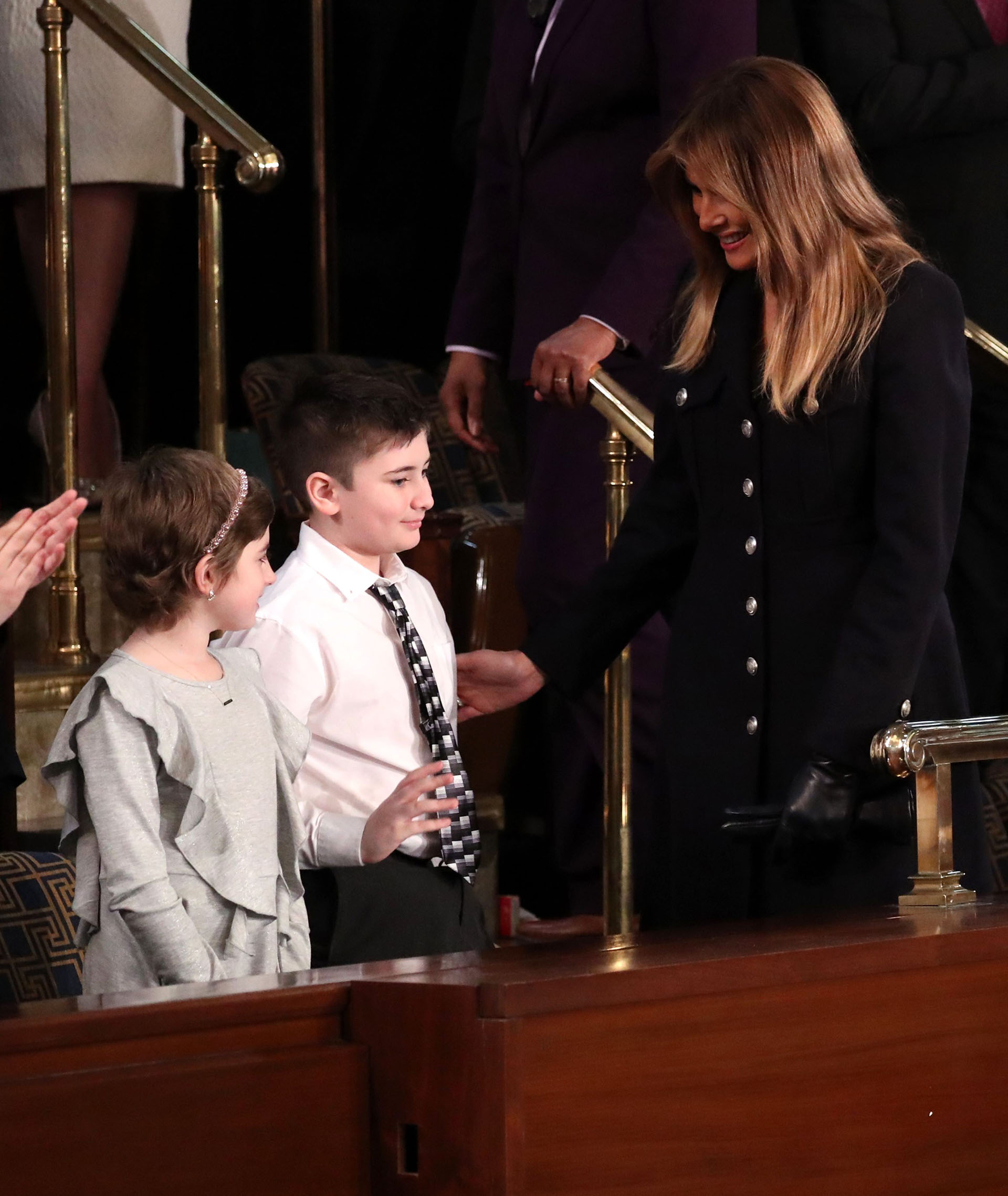 Melania Trump saluda a Joshua Trump un alumno de sexto que dice sufrir de bullying por tener el mismo apellido que el presidente de Estados Unidos. (REUTERS/Jonathan Ernst)