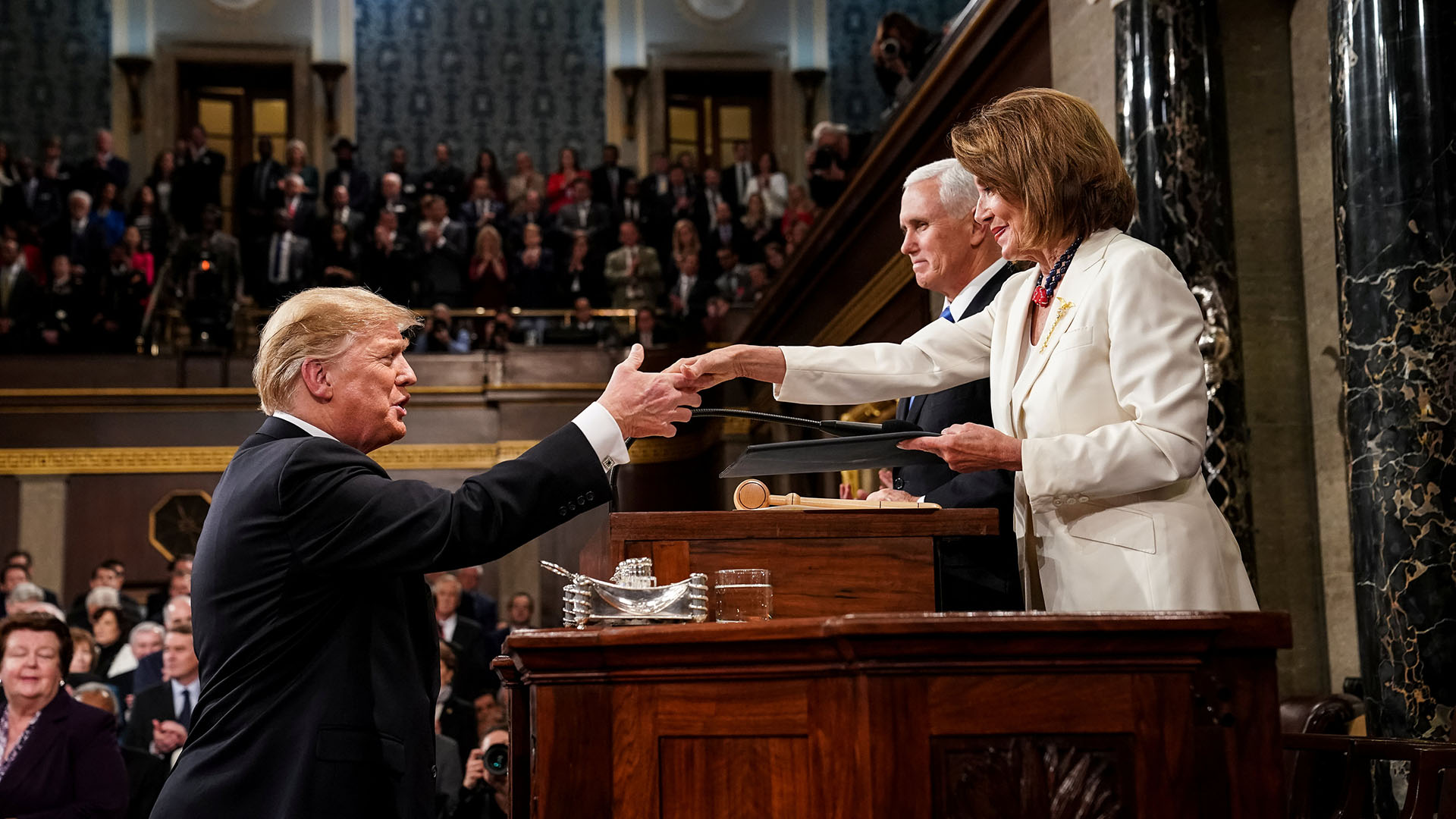 Trump salud a Pelosi en su llegada al Congreso. (Doug Mills/The New York Times/Pool via REUTERS)