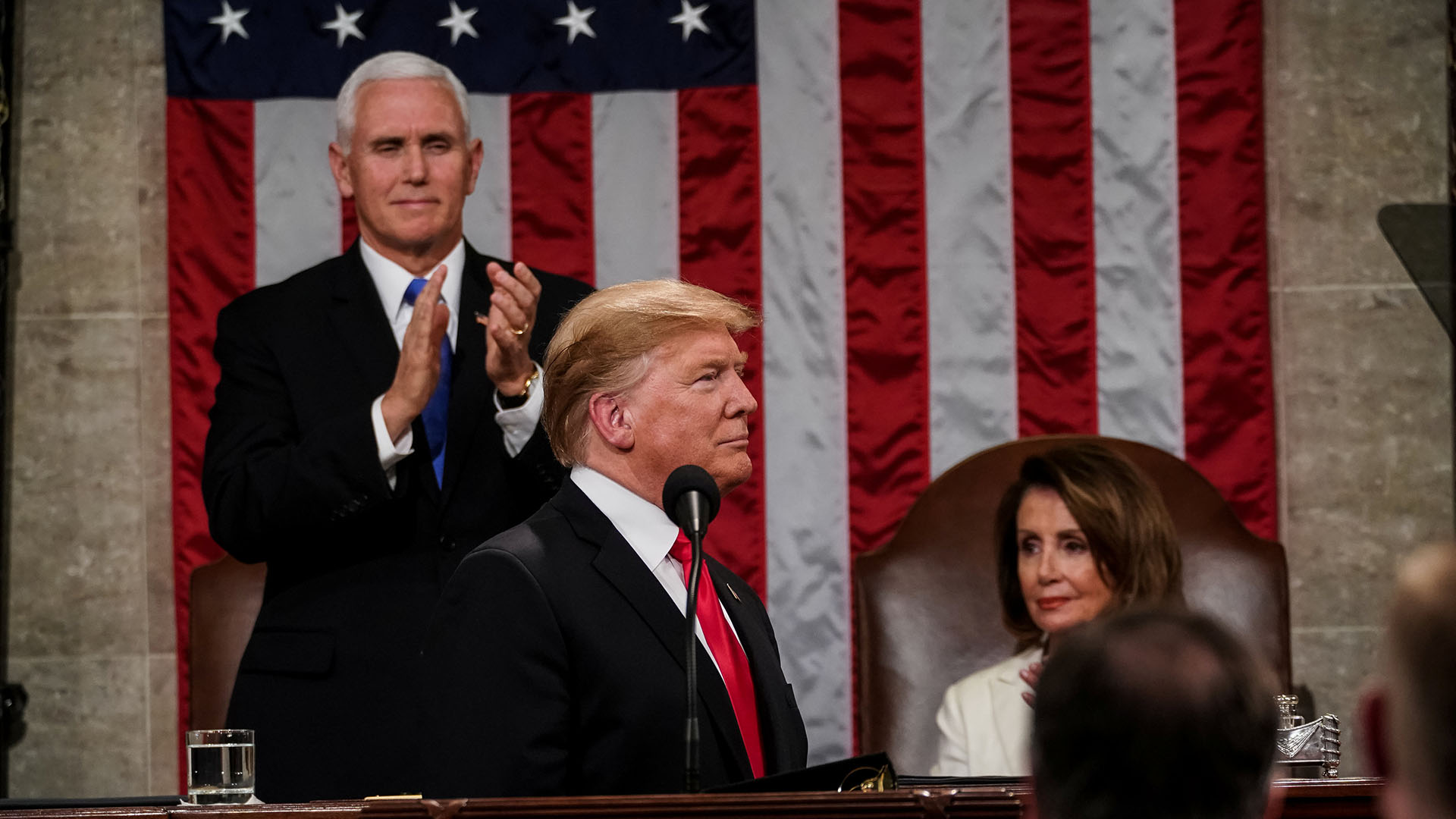 Donald Trump, aplaudido por Mike Pence mientras que Nancy Pelosi observa. (Doug Mills/Pool via REUTERS)