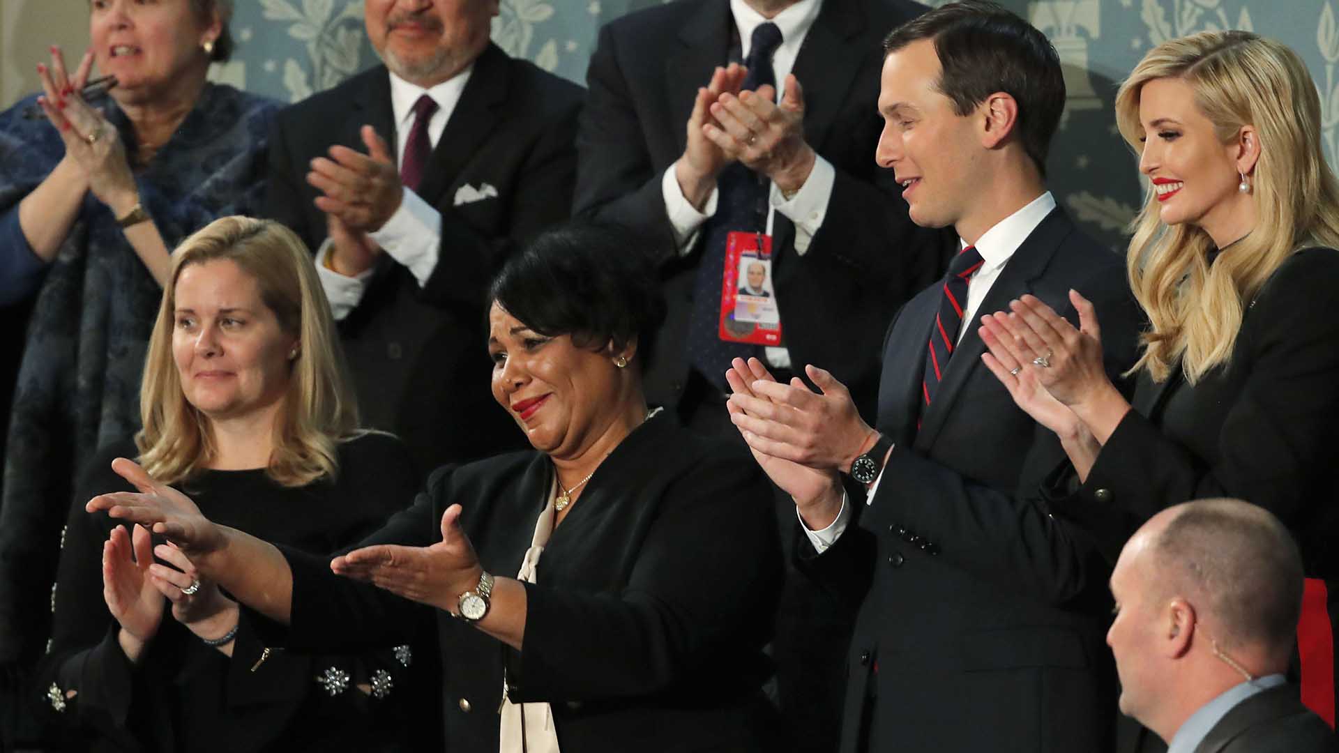 Alice Johnson saluda a Donald Trump. (REUTERS/Jim Young)