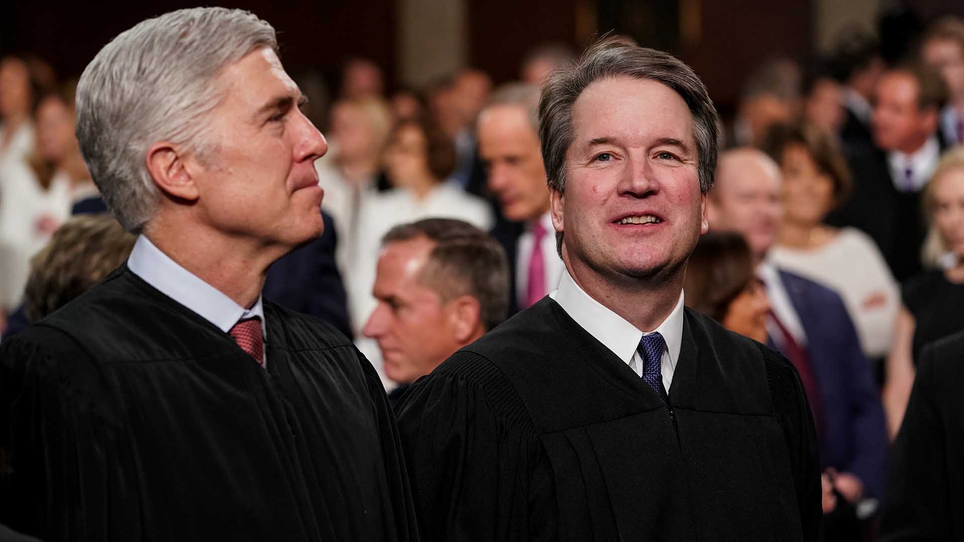 Los jueces de la Corte Suprema Neil Gorsuch, izquierda, y Brett Kavanaugh en el Capitolio (Doug Mills via REUTERS)