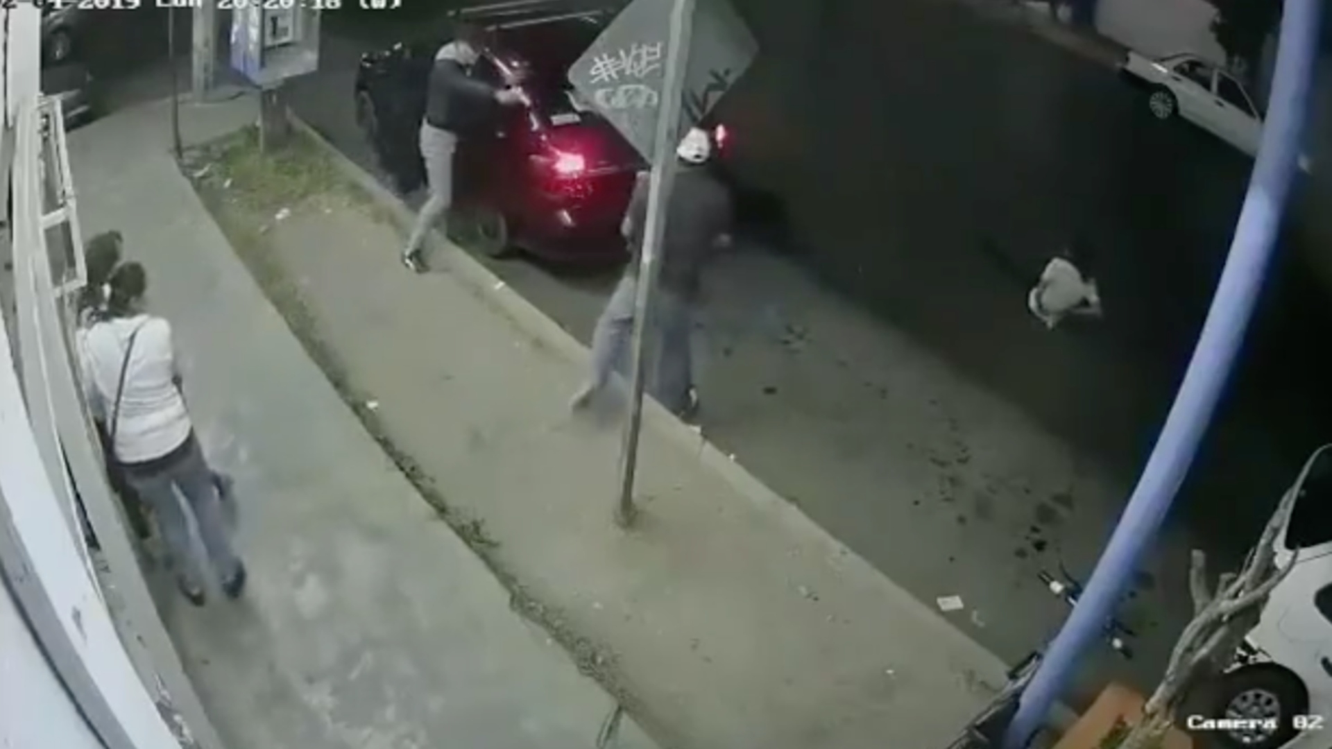 Familia intentó detener el asalto pero una mujer salió herida por disparo de bala (Foto: Captura de pantalla)