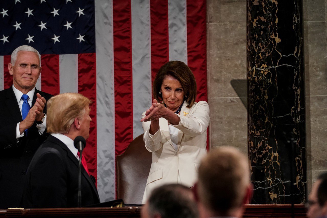 Nancy Pelosi aplaude a Donald Trump.