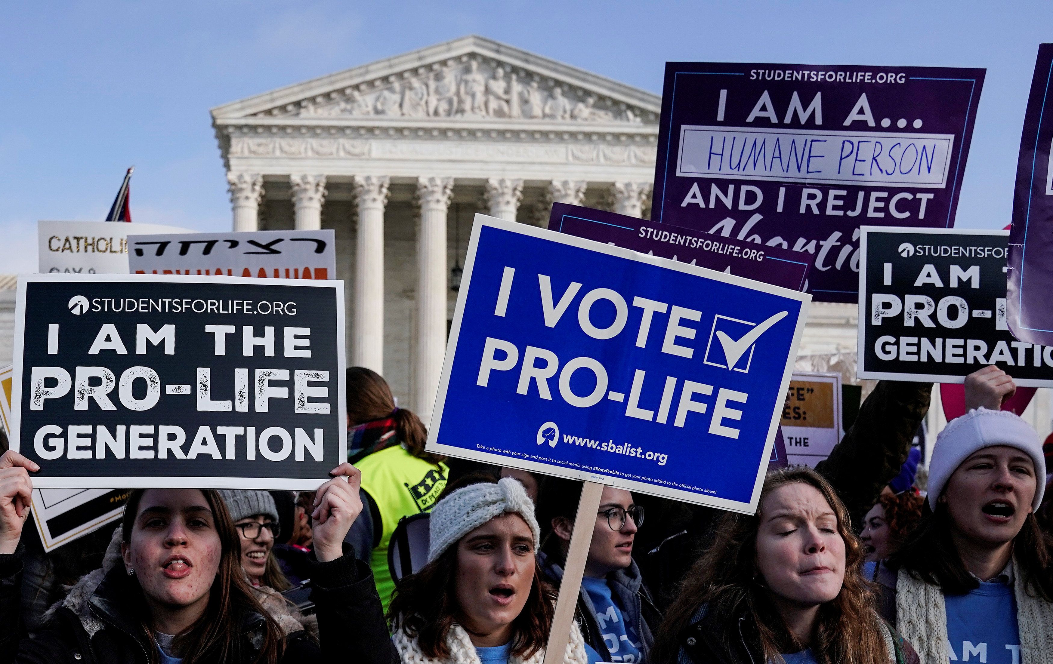 Trump está a favor de los movimientos antiabortistas y ha logrado nombrar a dos miembros de la Corte Suprema, inclinando la balanza hacia el sector conservador (REUTERS/Joshua Roberts)