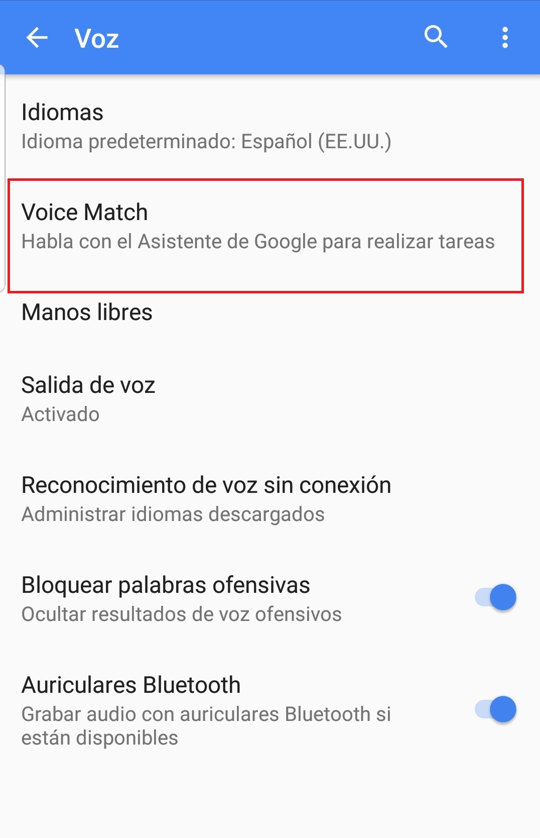 Dentro de Voz está Voice Match, donde se debe habilitar la opción para acceder al asistente en cualquier momento, incluso cuando está la pantalla apagada, diciendo simplemente “Ok, Google”.