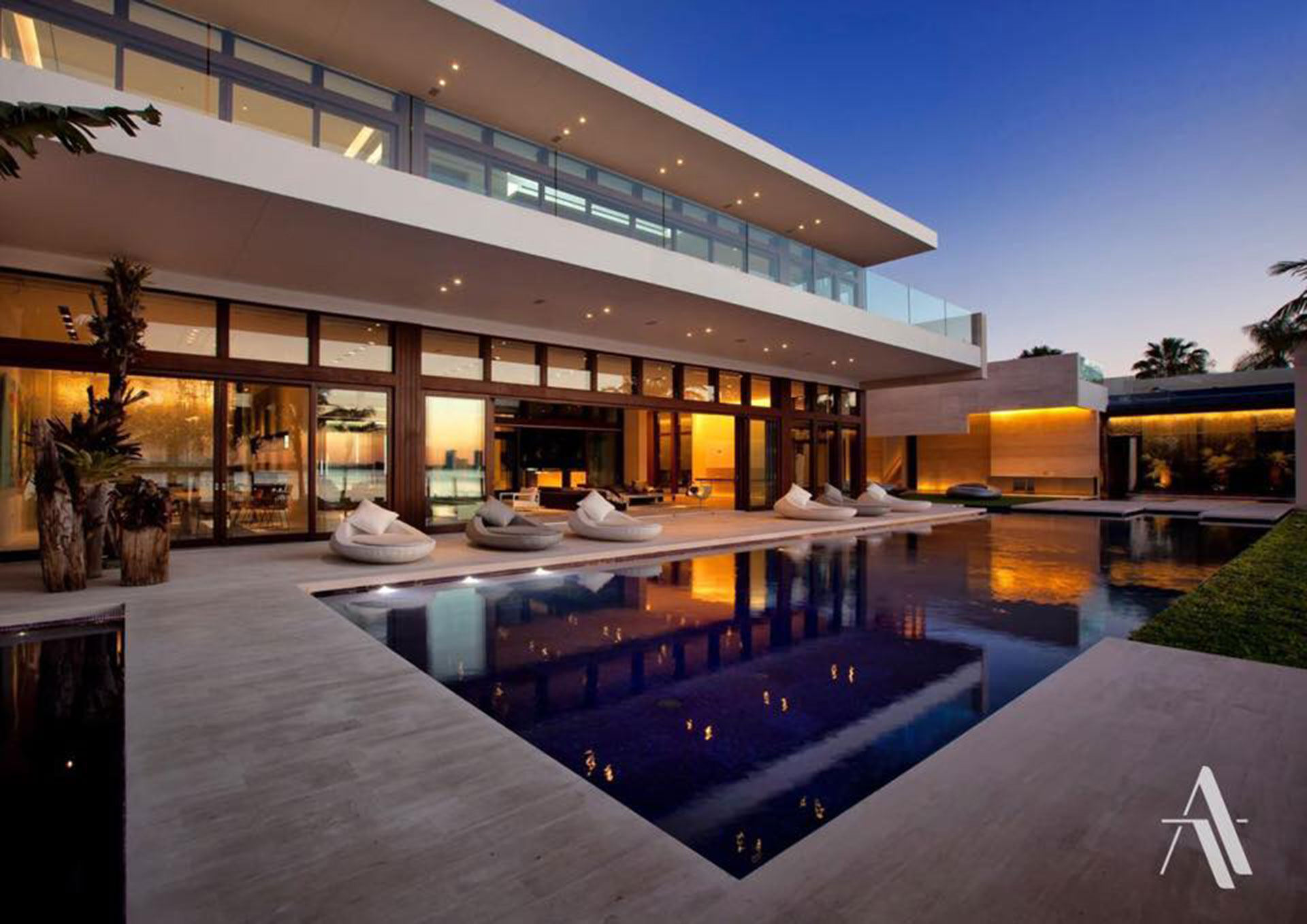 Cuenta con un spa, un jardín y un bar en el techo, dos cocinas, un cine 3D y una piscina de casi 30 metros.