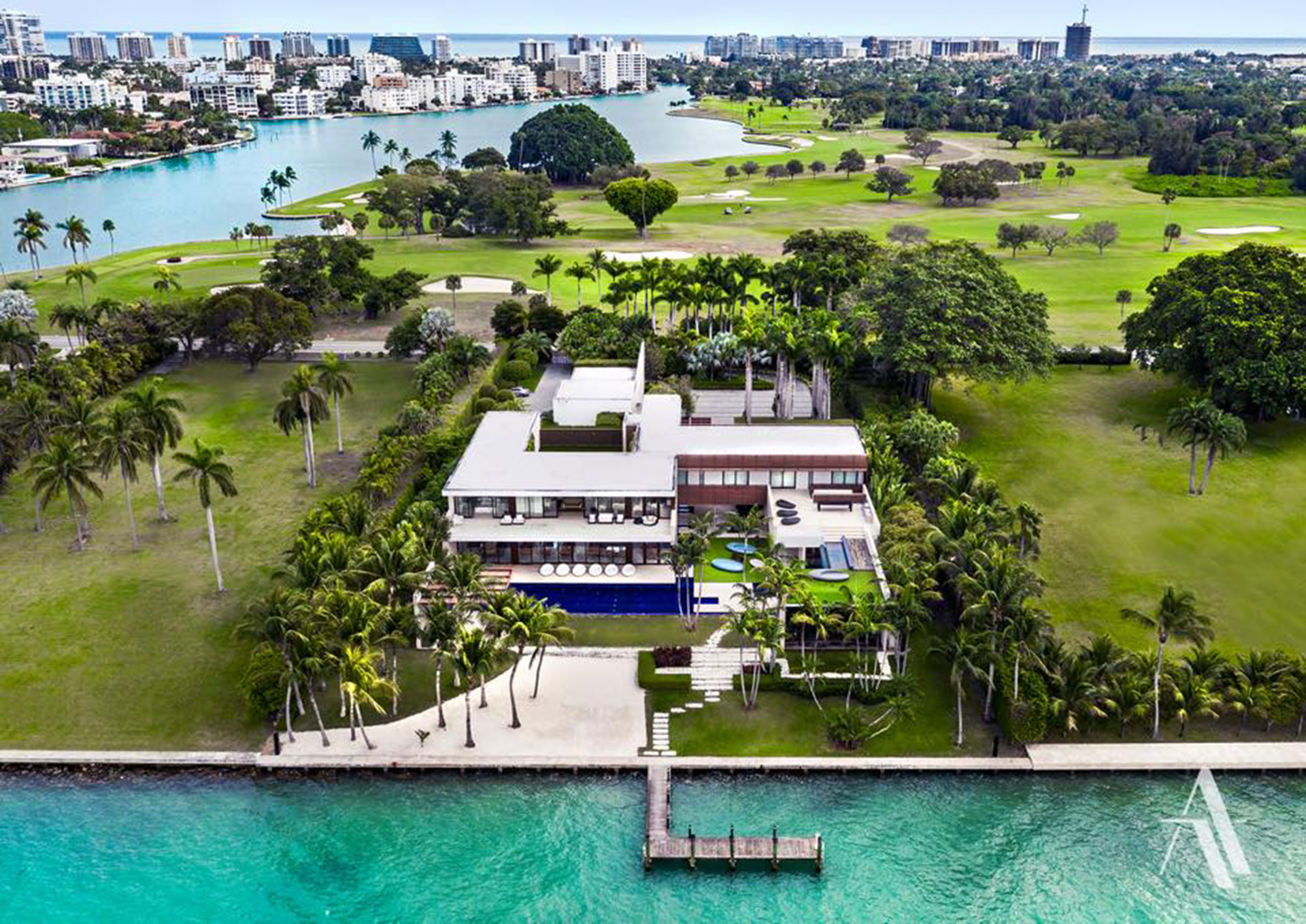 La isla Indian Creek tiene 120 hectáreas y un campo de golf con solo 32 viviendas, asegurando mucha privacidad. Ni siquiera se puede recorrer con el sistema Google Street View