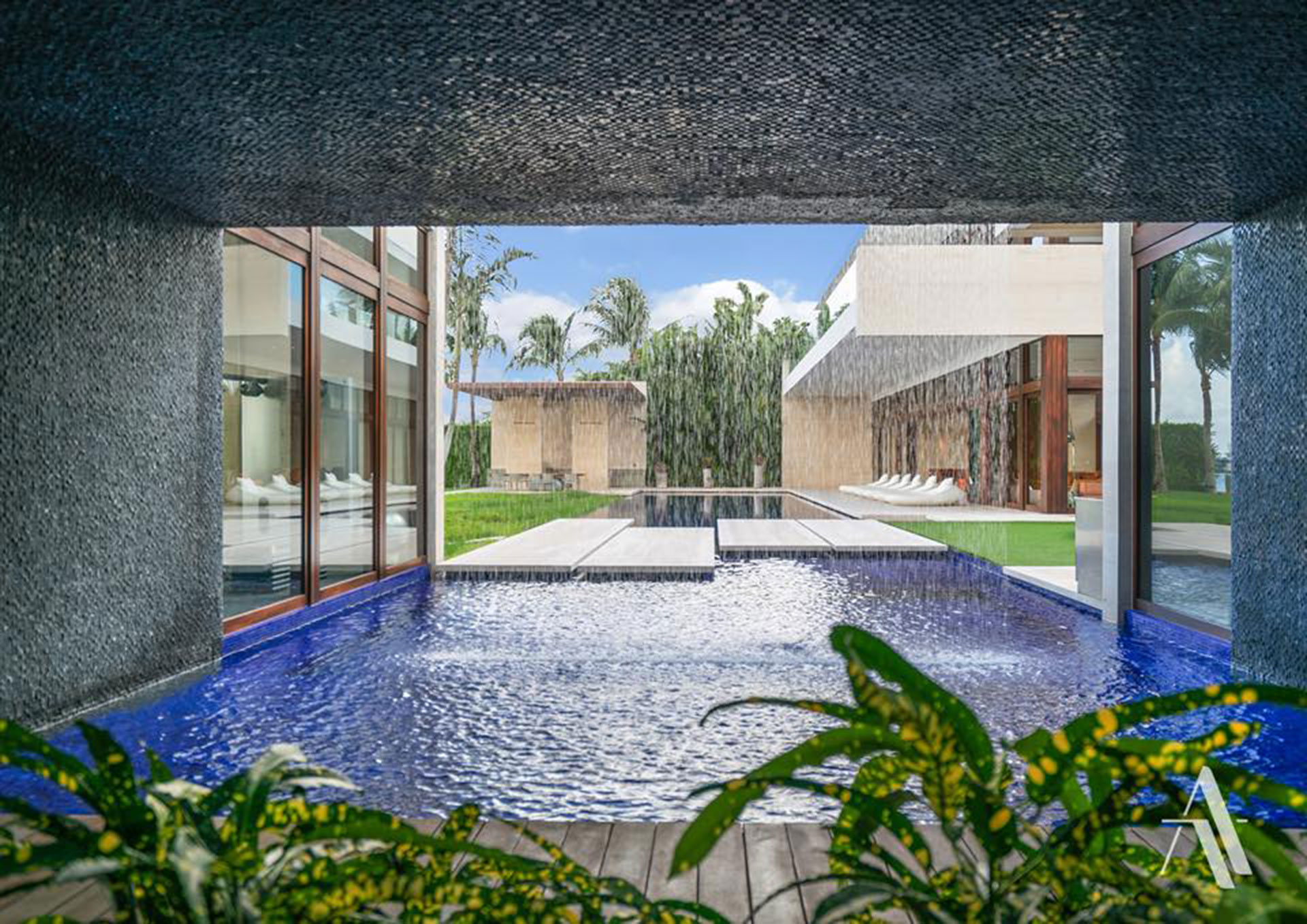 El sector inmobiliario de la zona se ha visto impulsado por las nuevas regulaciones impositivas que reducen las cargas sobre los bienes personales. En 2012, fue vendida por USD 47 millones