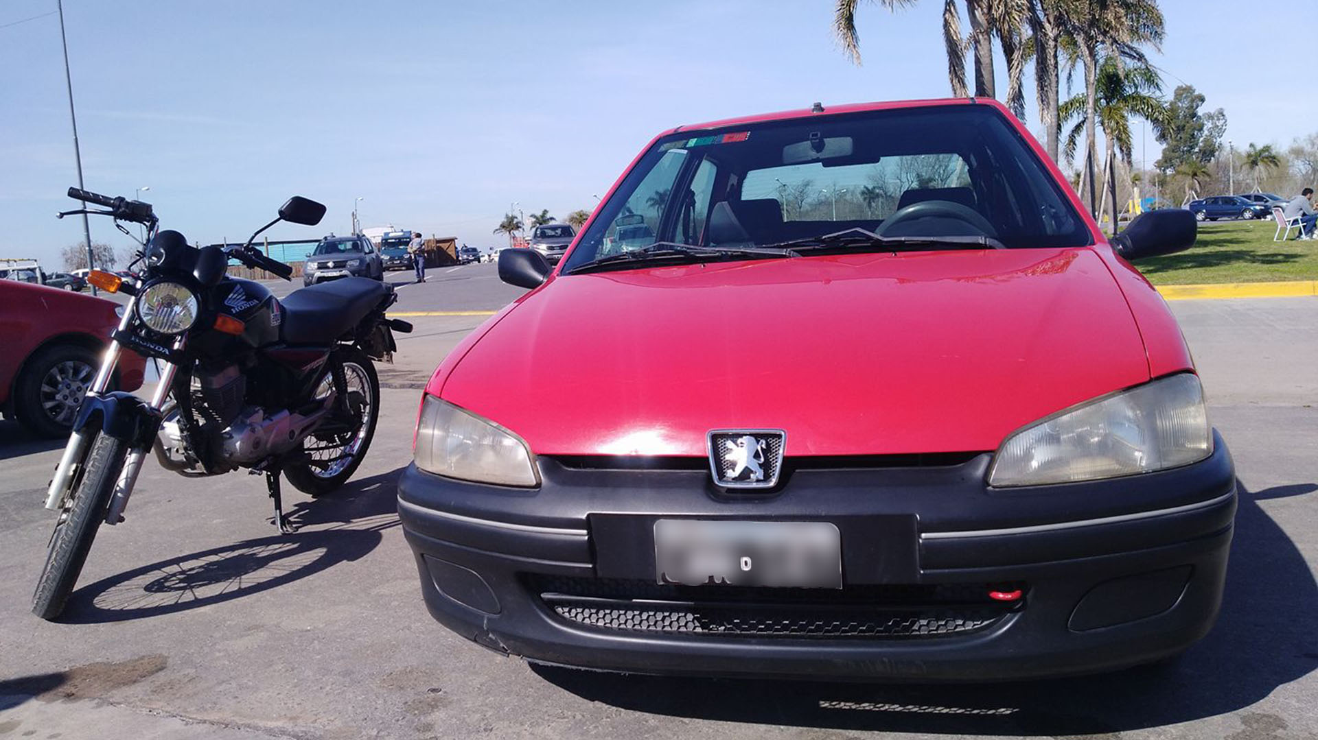 El Peugeot de Neglis en las cámaras del operativo Sol y en sus redes sociales