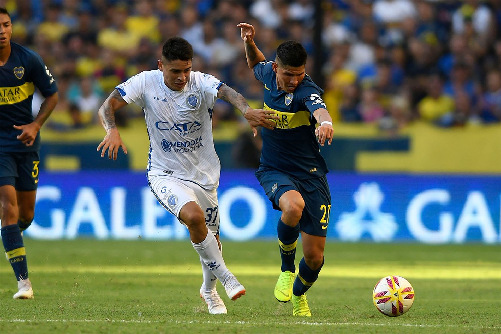 Campuzano maneja la pelota en el partido de Boca ante Godoy Cruz (Boca oficial)