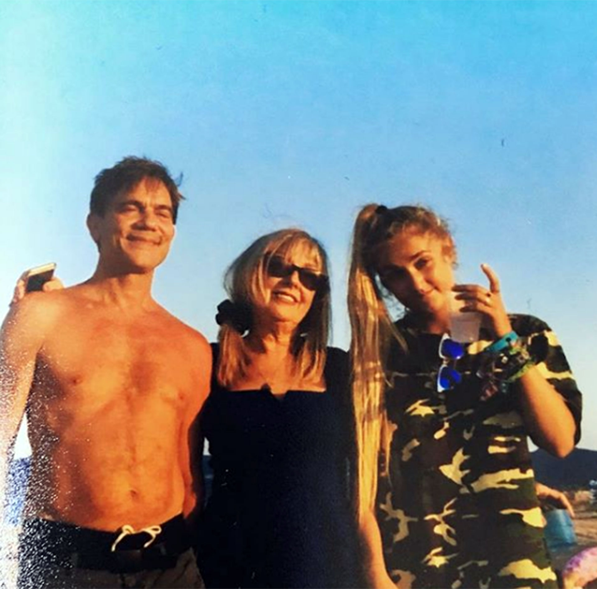 John Michie junto a su esposa e hija