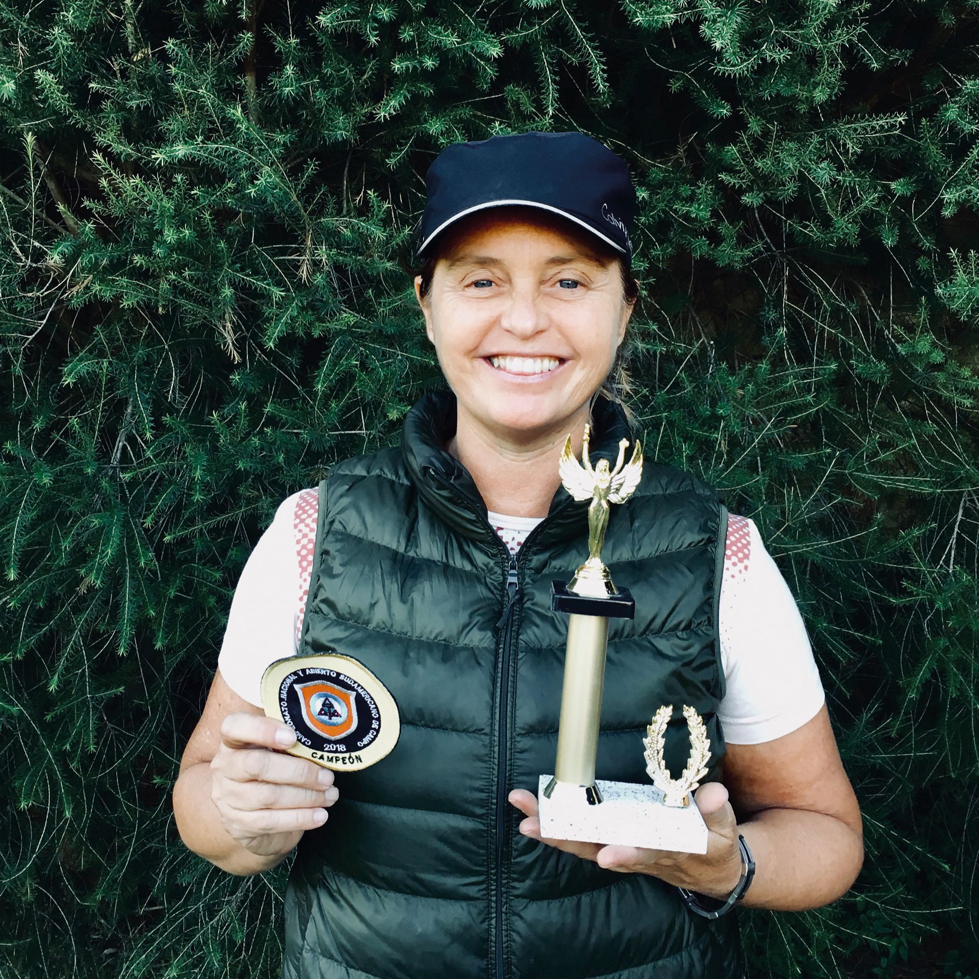 Posando en la final del torneo outdoor de diciembre de 2017, con sus premios.
