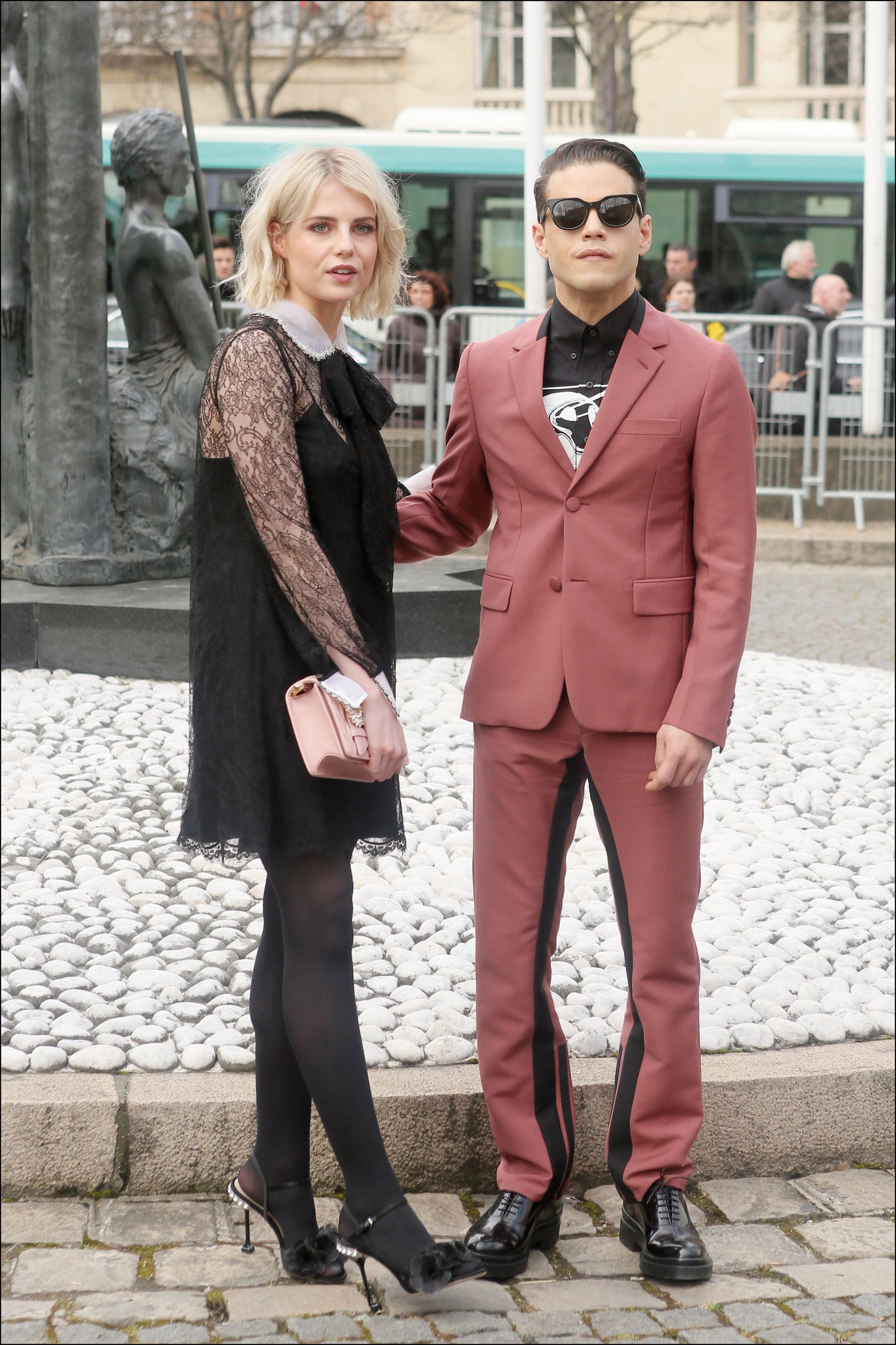 El norteamericano Rami Malek (37) y la inglesa Lucy Boynton (24)
