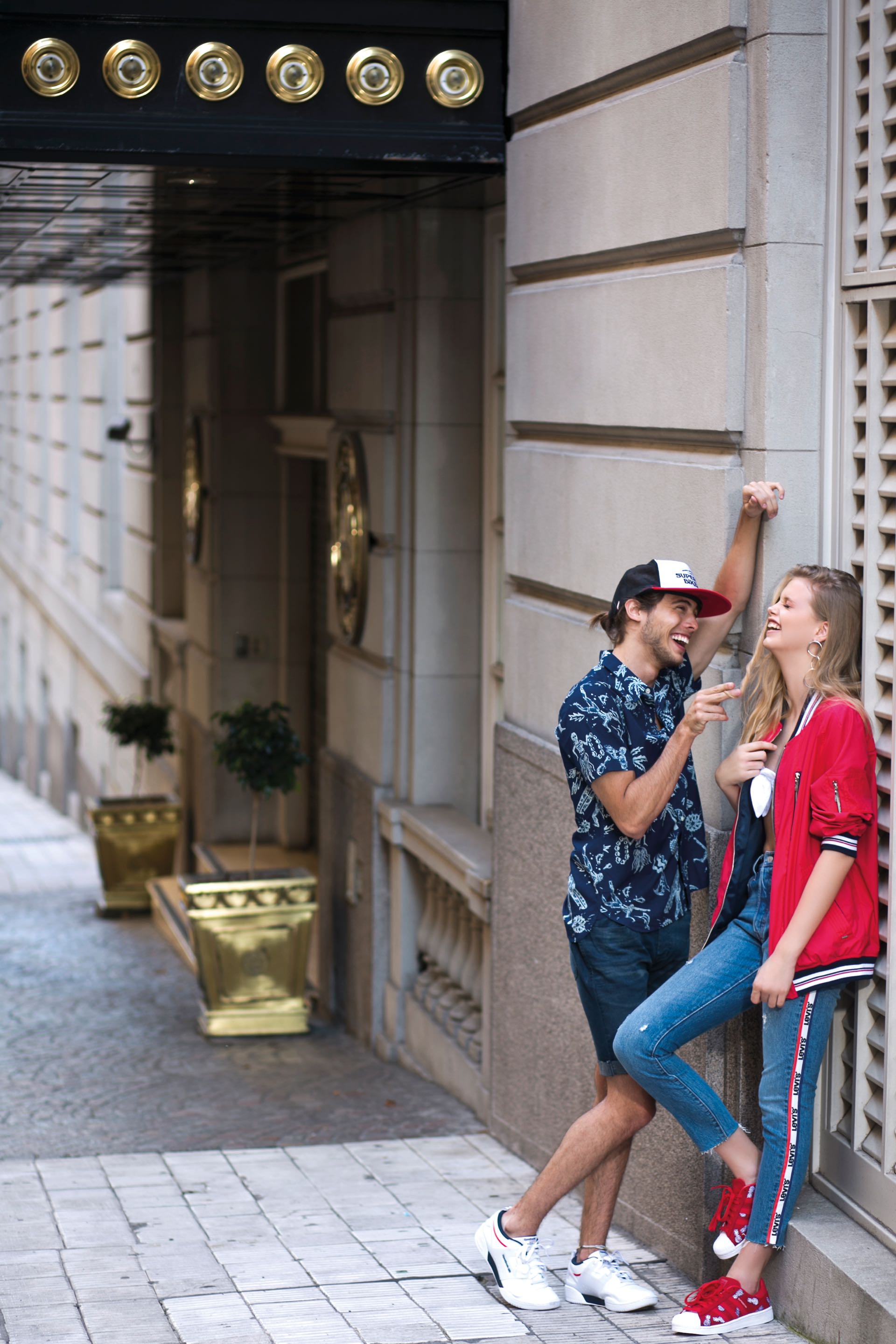 Fran: camisa estampada ($ 1.590, Levi’s) y bermudas de jean ($ 2.350, Key Biscayne). Shannon: campera tipo bomber ($ 5.290, Perramus), top de algodón con nudo ($ 849, AY Not Dead), jean con galón lateral $ 3.490, Levi’s) y zapatillas con estampa de ananás ($ 4.799, Adidas).