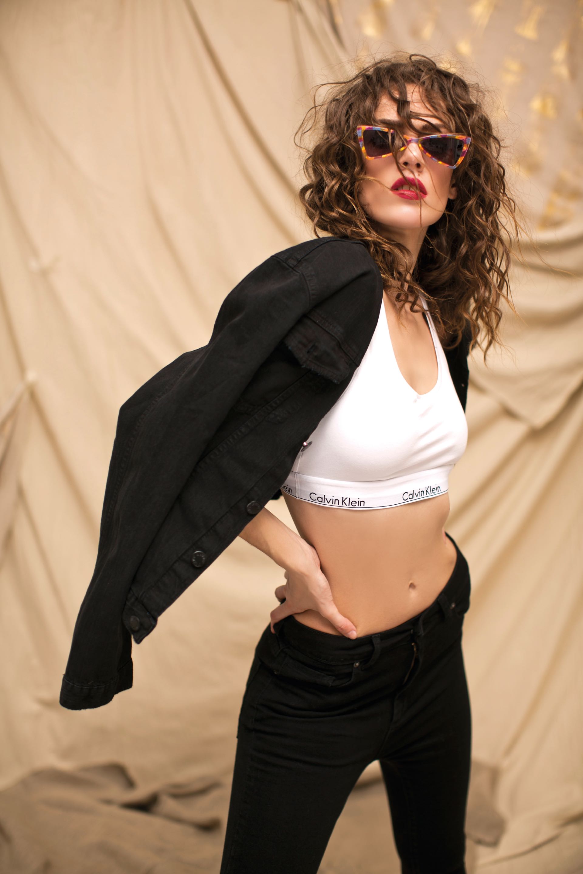 Top de algodón ($ 1.590, Calvin Klein), chaqueta ($ 2.630, Melocotón) y jean chupín ($ 1.100, Clara Ibarguren).