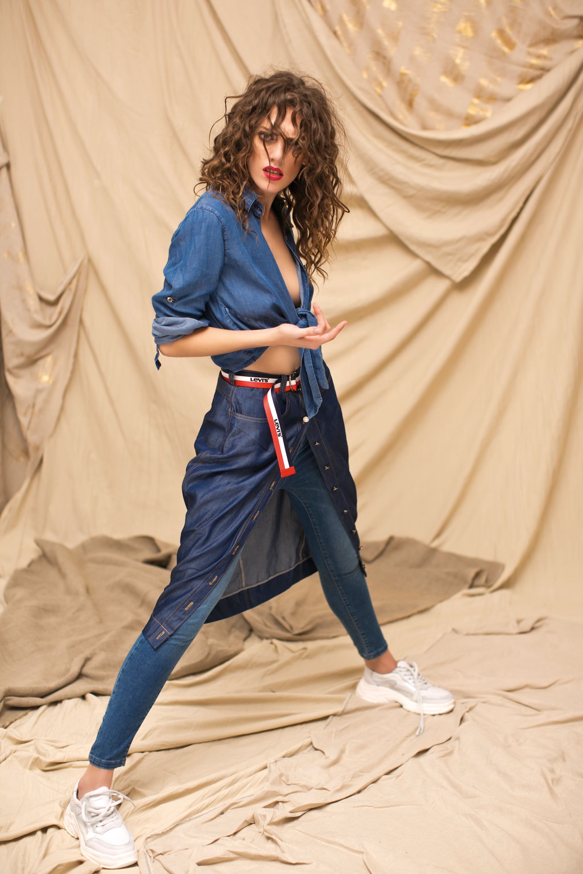 Camisa anudada ($ 1.851, Kosiuko), jean chupín ($ 2.200, Vitamina), falda con botones en la delantera ($ 2.600, Carlos Veralli), cinto (Levi’s) y zapatillas con plataforma($ 1.945, Viamo).