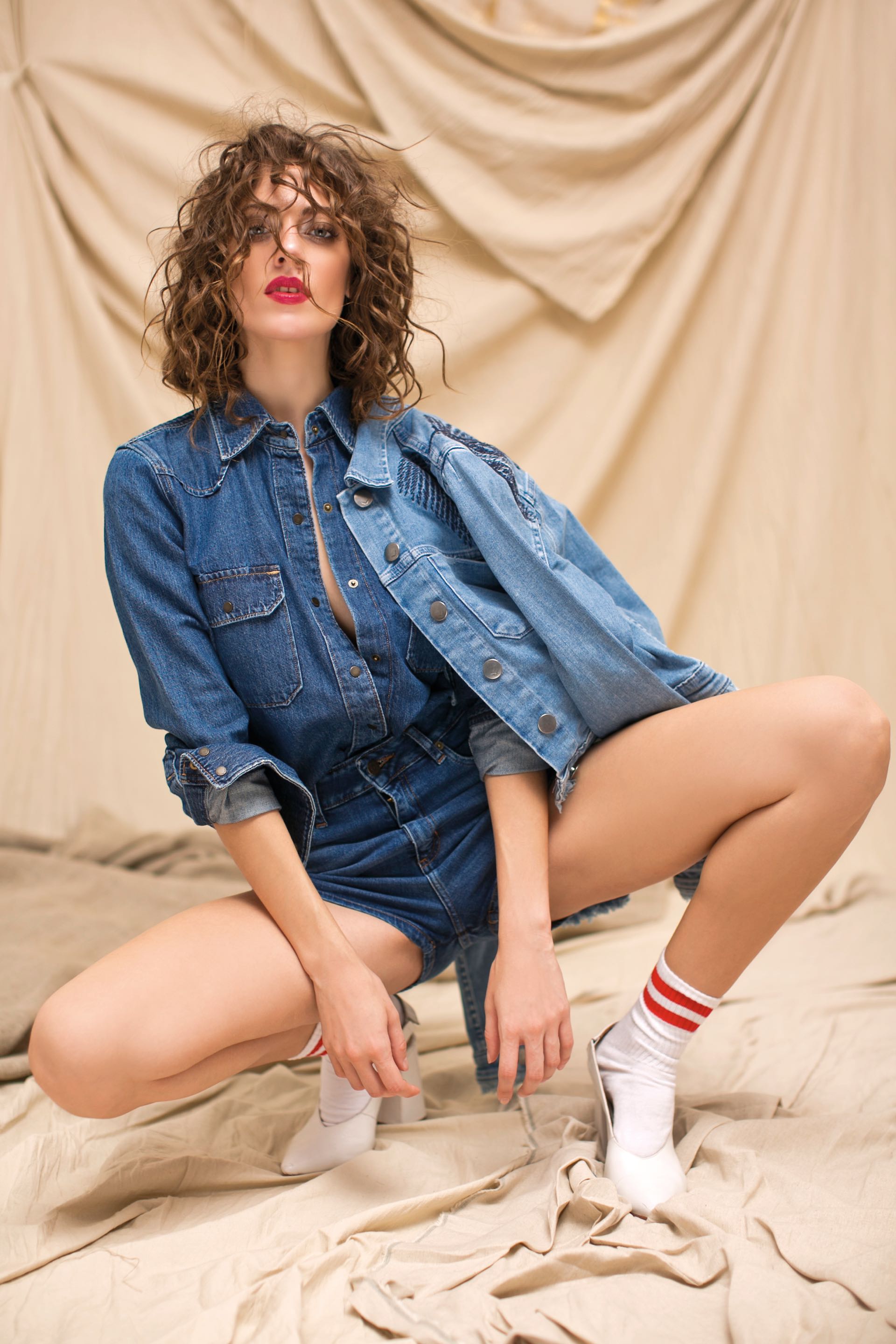 Camisa con bolsillos en la pechera ($ 4.609, Calvin Klein), chaqueta bordada, short de cintura alta ($ 2.685, AY Not Dead), medias ($ 130, Ingrid medias) y stilettos de cuero ($ 3.900, Vitamina).