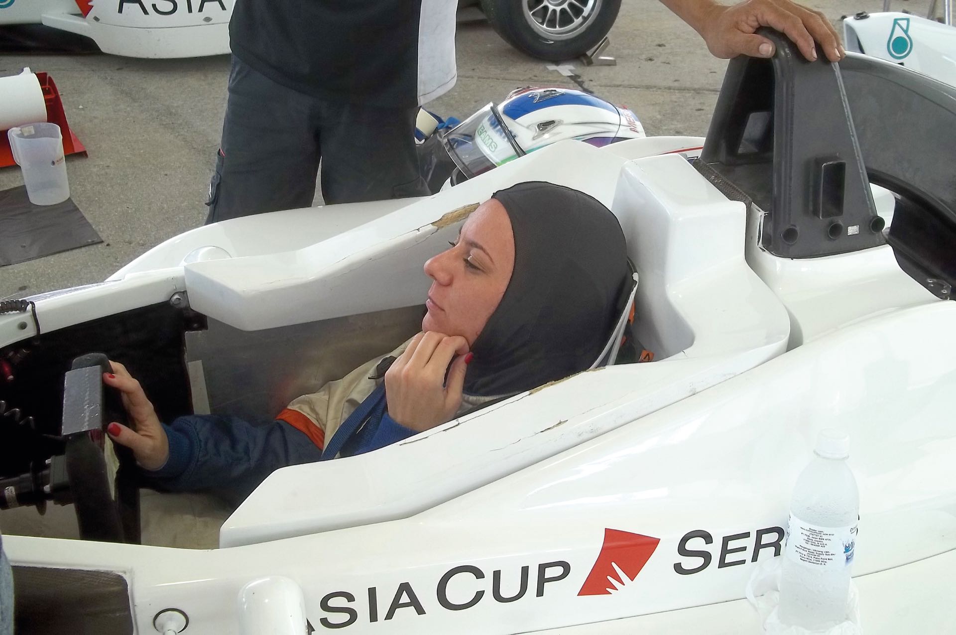 Romina lista para salir a la pista en dos carreras diferentes.