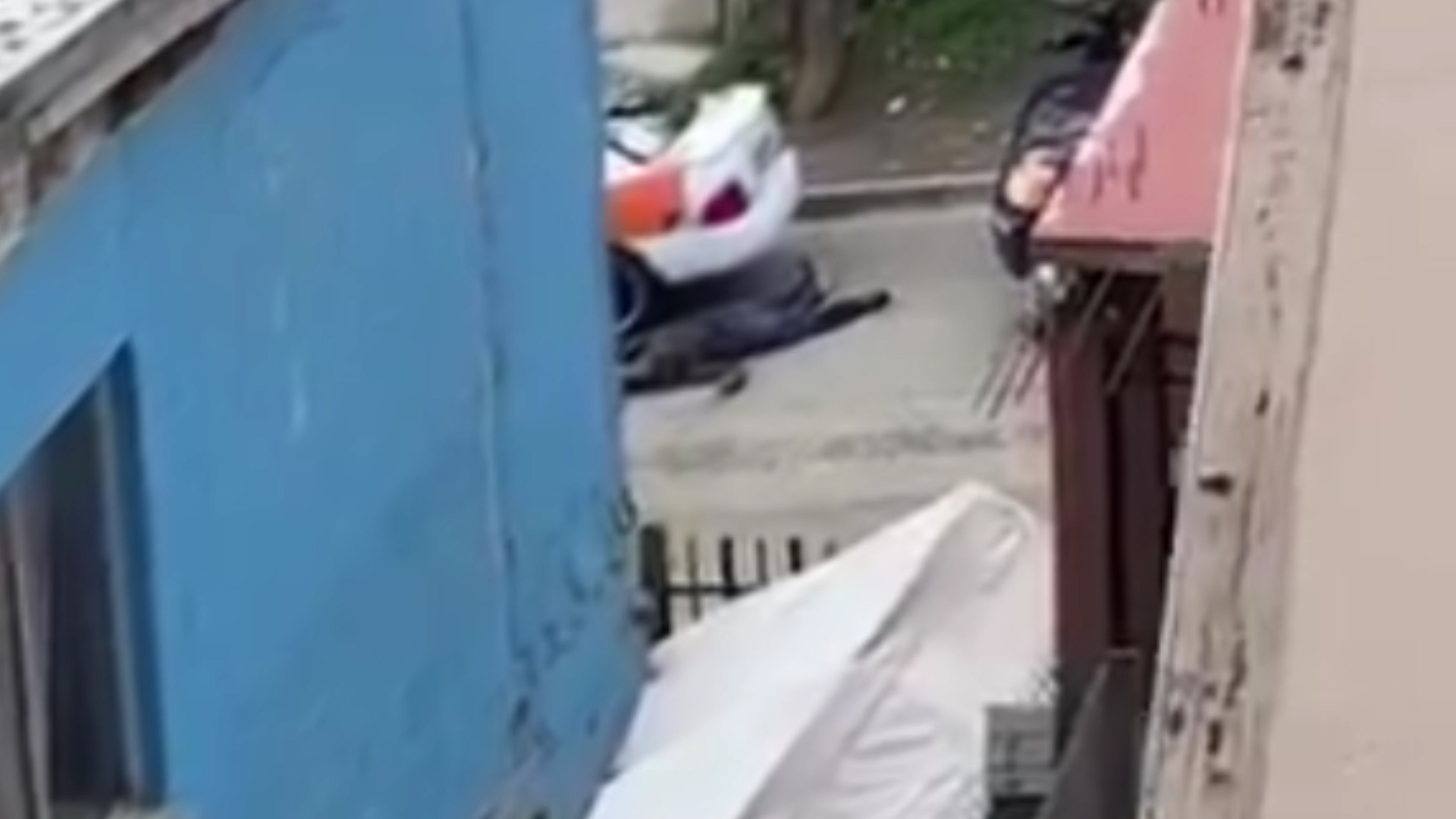 El momento en que el policía dispara contra el hombre presuntamente armado.
