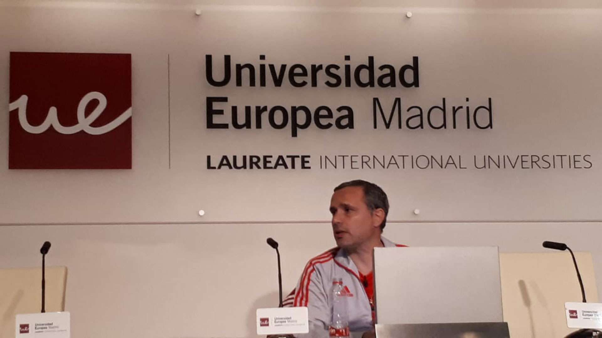 Una imagen de la disertación de Grossi en la Universidad Europea Madrid