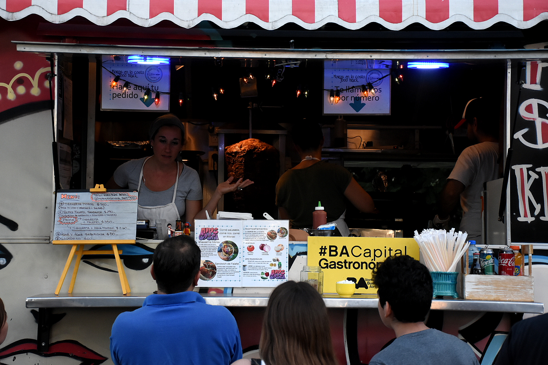 Una gran variedad de foodtrucks con diversas propuestas gastronómicas complementa la atractiva propuesta para el público
