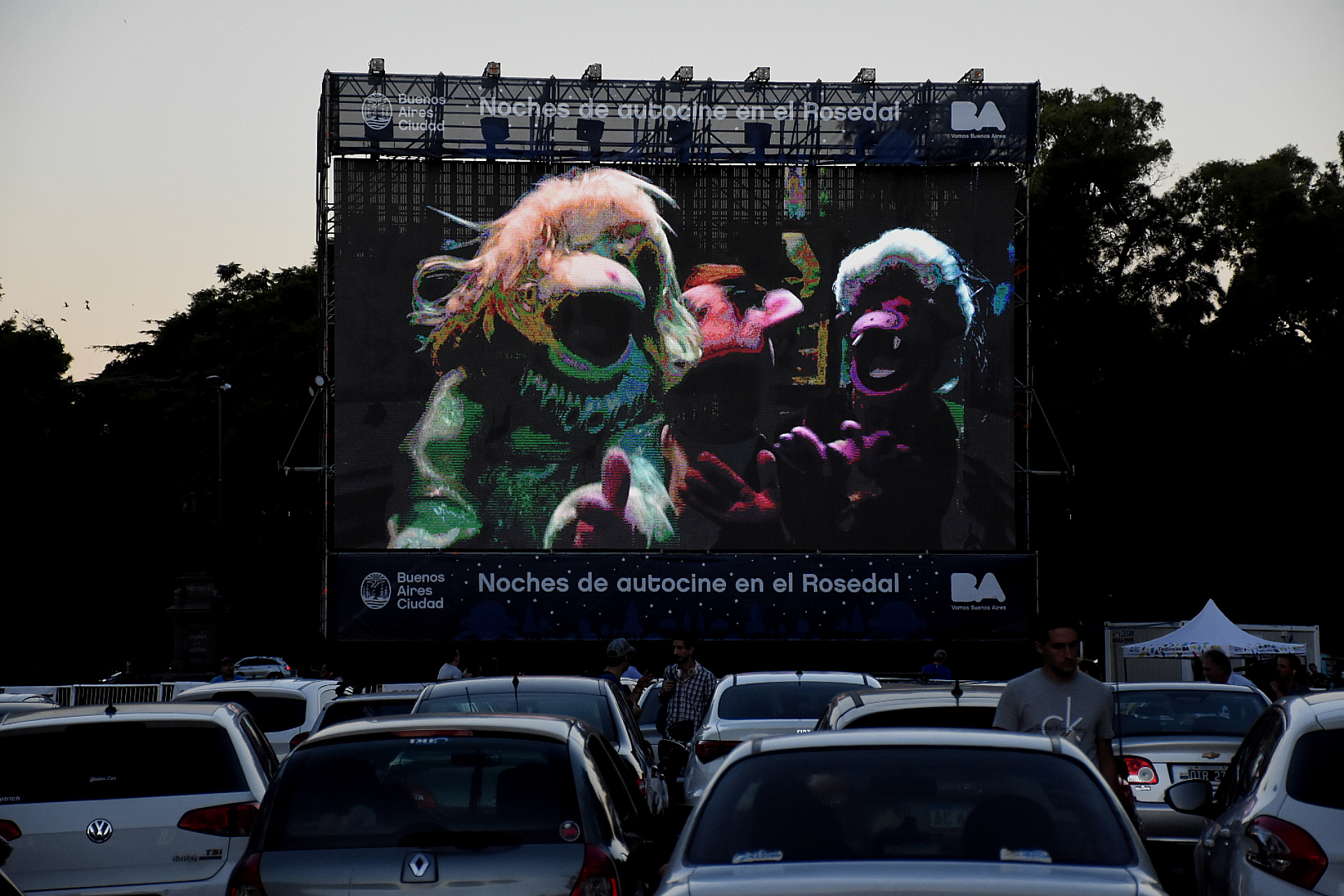 Cada noche se proyectará un filme diferente, apto para todo público, en una pantalla gigante de formato cinematográfico 16:9