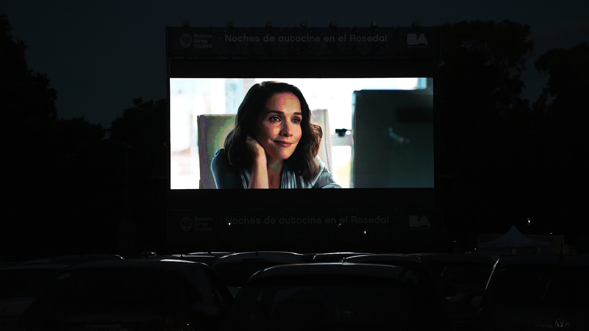 Con una importante convocatoria, este miércoles regresaron las “Noches de Autocine en el Rosedal”, un clásico de cada verano en la ciudad de Buenos Aires