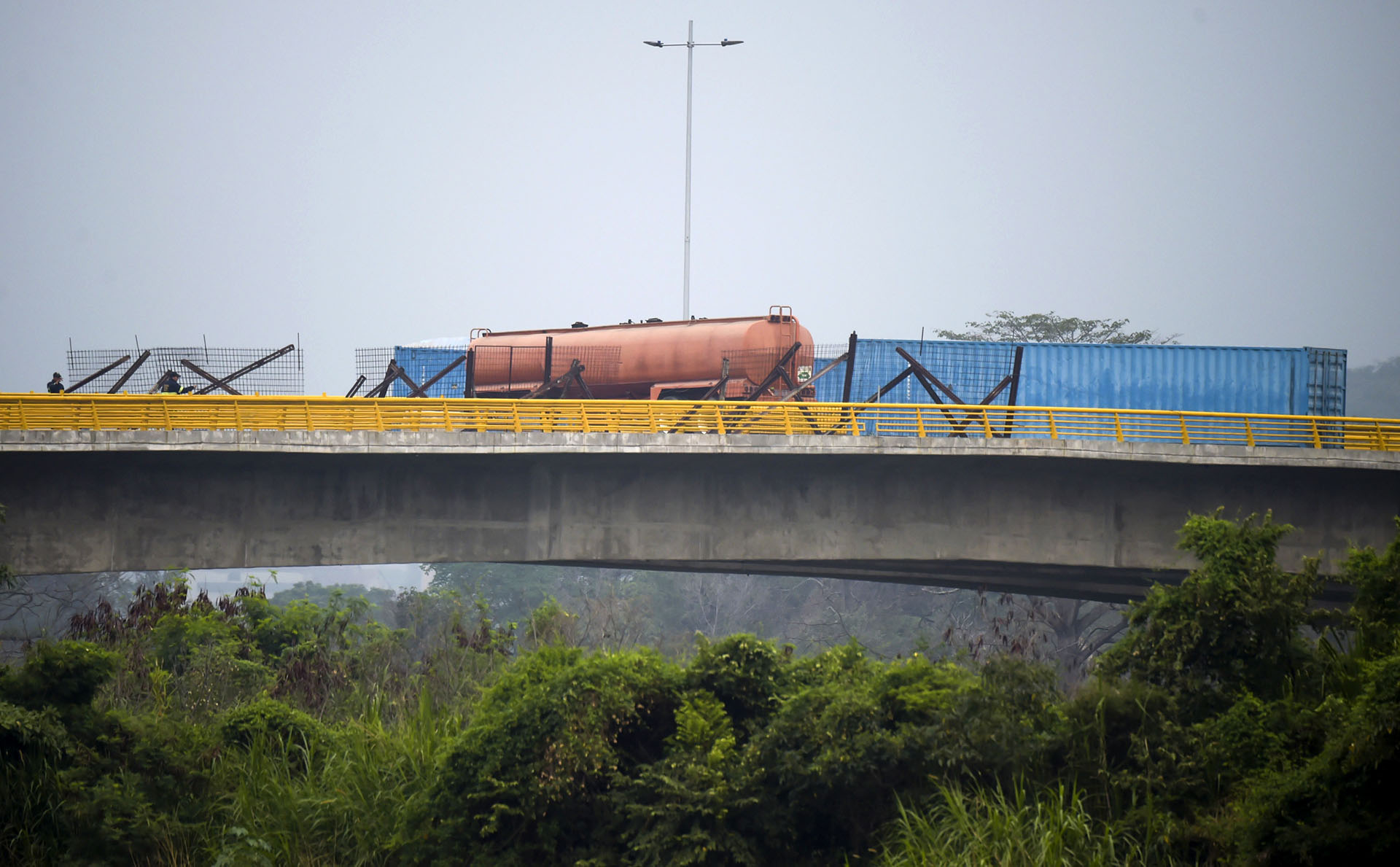 Maduro ha rechazado la ayuda afirmando que no existe una situación de emergencia en Venezuela. Sostiene además que la iniciativa de los legisladores opositores de admitir ayuda internacional va contra las leyes y la constitución