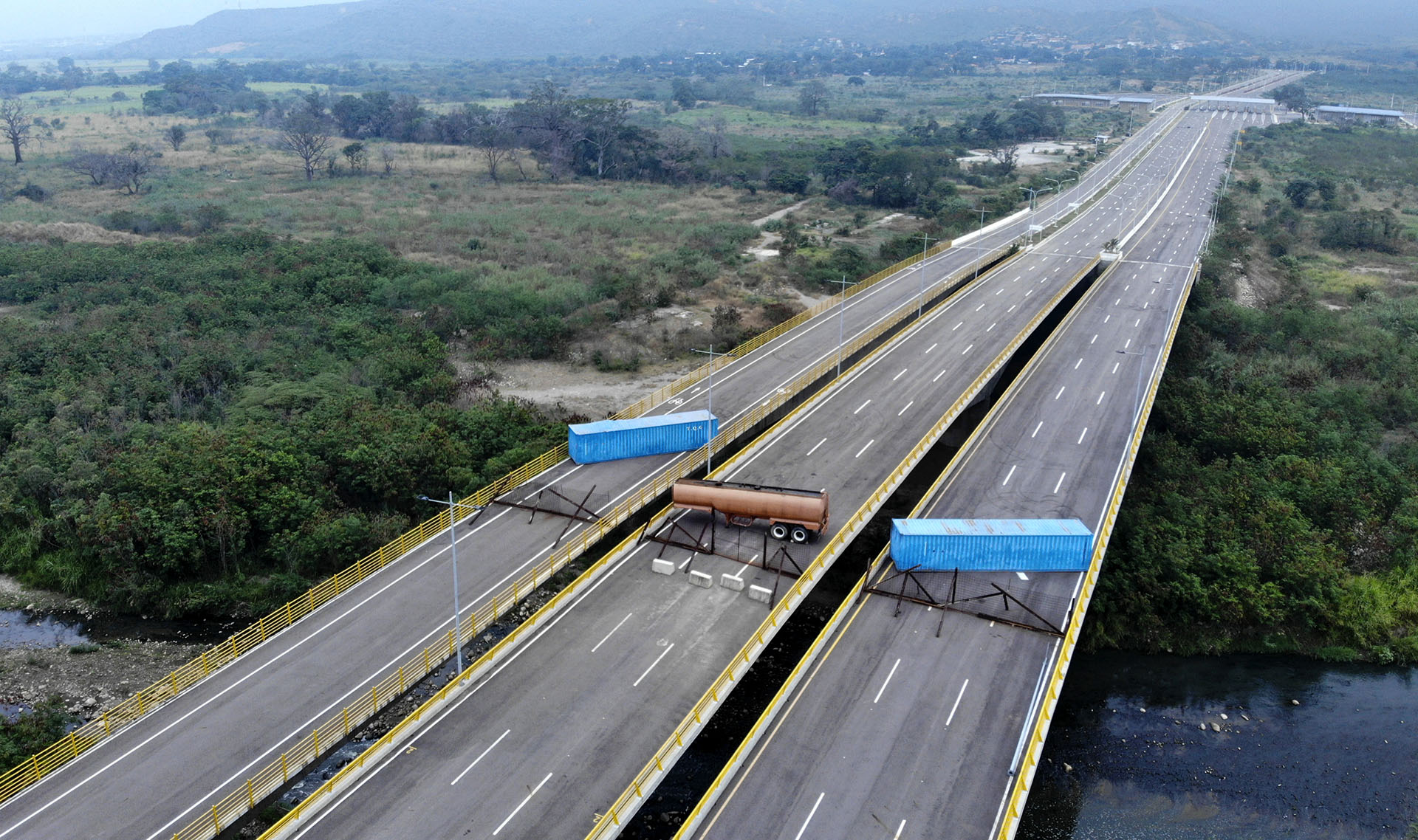 Juan Guaidó ha descrito los envíos de emergencia como una “prueba” para las fuerzas armadas de Venezuela, que tendrán que elegir si permiten que pase la tan necesaria ayuda, o si en cambio obedecen las órdenes de Maduro