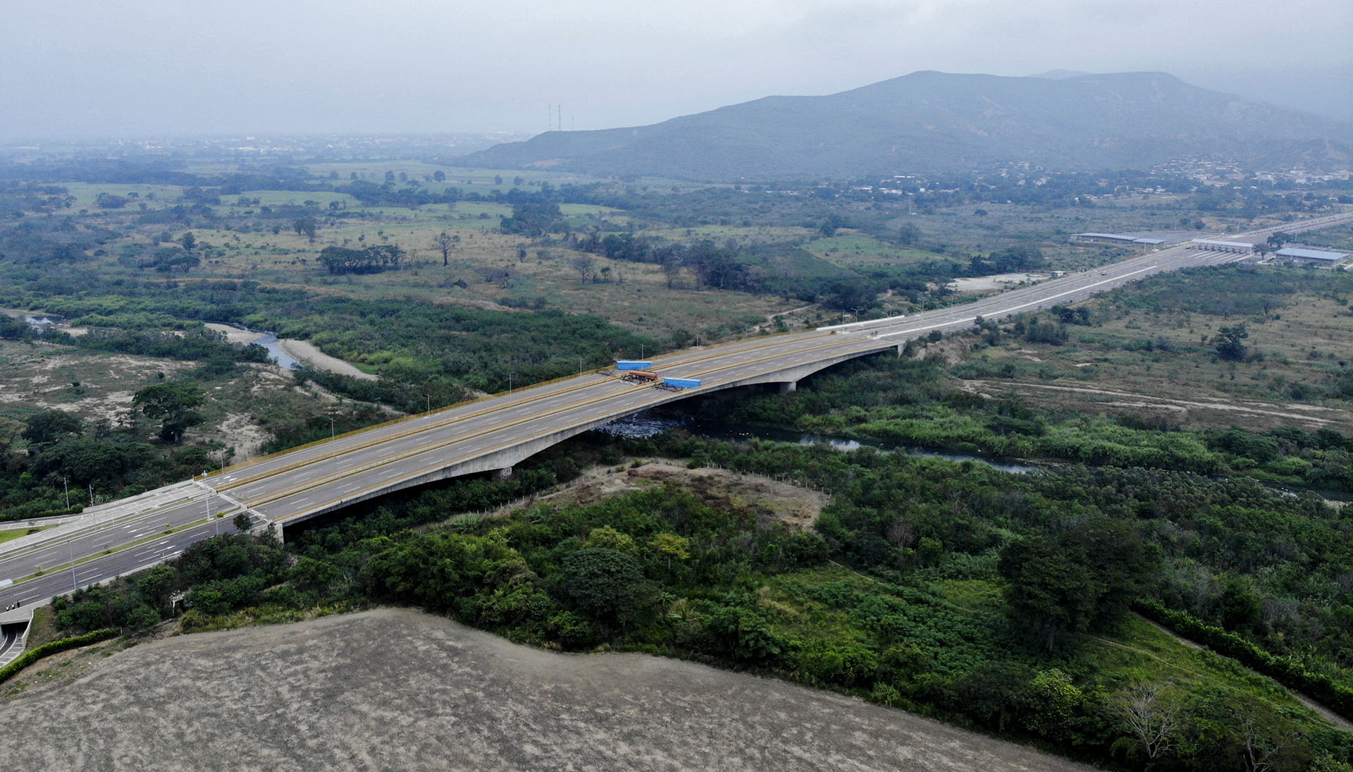 El puente de Tienditas aún no ha sido inaugurado. Iba a estrenarse en 2016, pero el cierre temporal de la frontera común de 2.200 kilómetros -ordenado por el gobierno de Maduro a finales de 2015 y levantado meses después- retrasó su apertura. Por ello, no hay tránsito peatonal ni vehicular en la zona