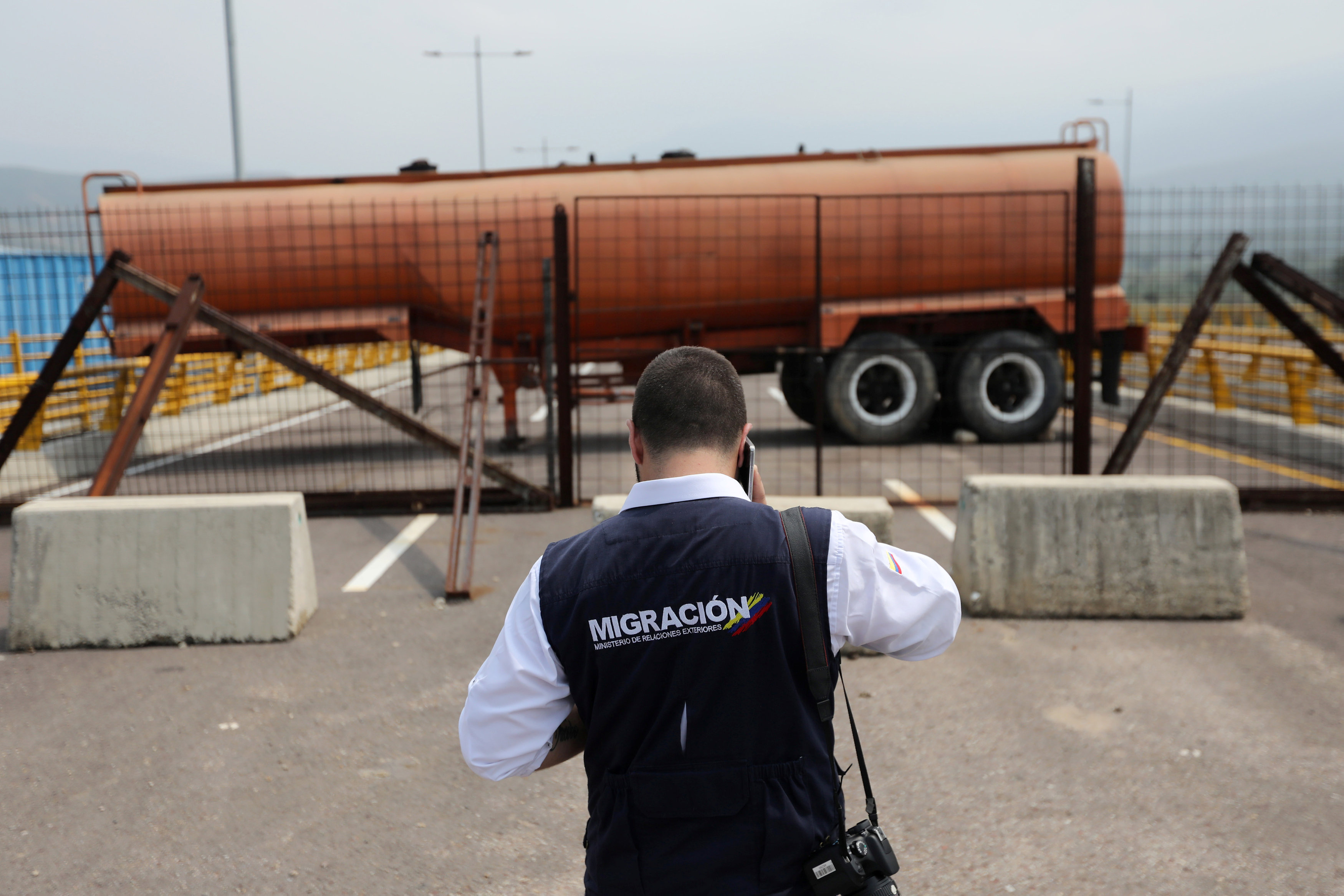 Las autoridades de migración colombianas indicaron que la Guardia Nacional de Venezuela construyó el bloqueo el martes