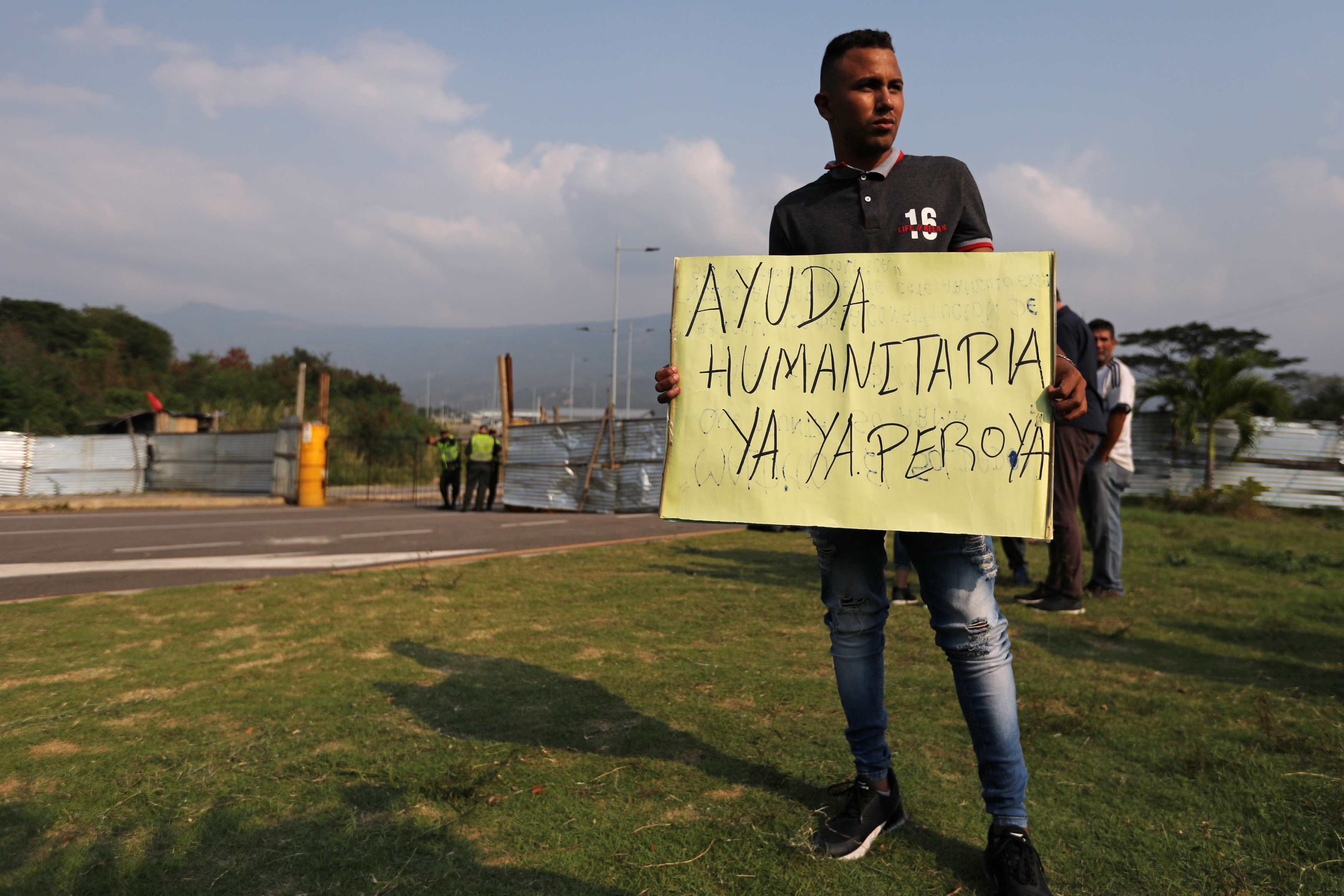 En las cercanías de Tienditas el movimiento se mantiene como todos los días, salvo por unos curiosos y otros manifestantes. Algunos de ellos son venezolanos que viven en Cúcuta y buscan que se les entregue la ayuda humanitaria, ante lo cual el Gobierno colombiano ha recalcado que no deben permanecer en el lugar porque la asistencia está dirigida a quienes están del otro lado de la línea limítrofe