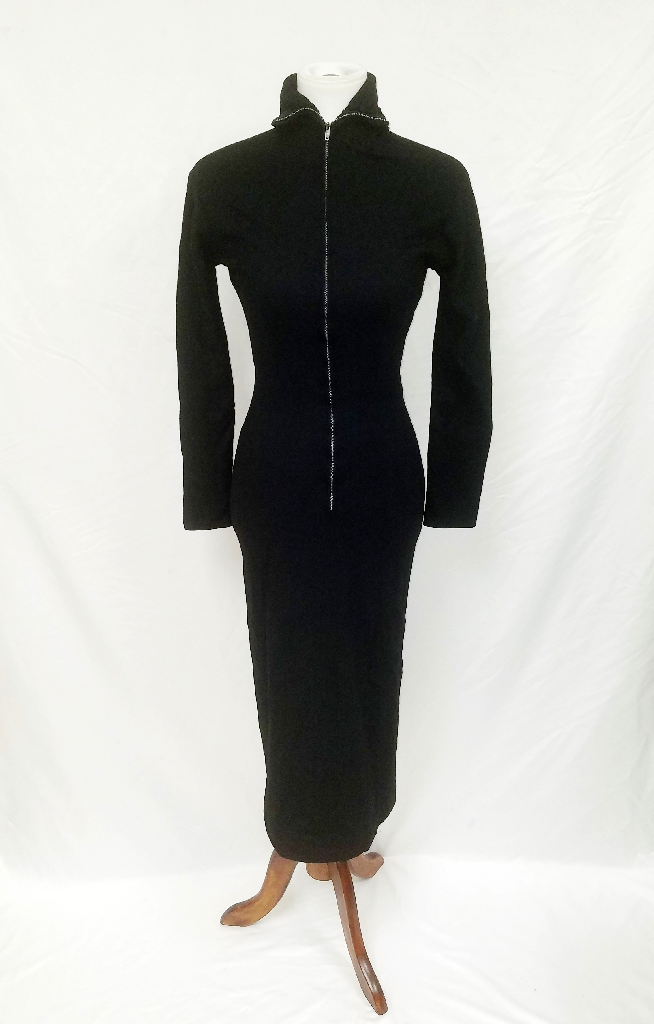 El vestido negro que Marilyn Monroe usó en una conferencia de prensa en 1954 para anunciar su divorcio de Joe DiMaggio a menos de un año de matrimonio. (GWS Auctions vía AP)