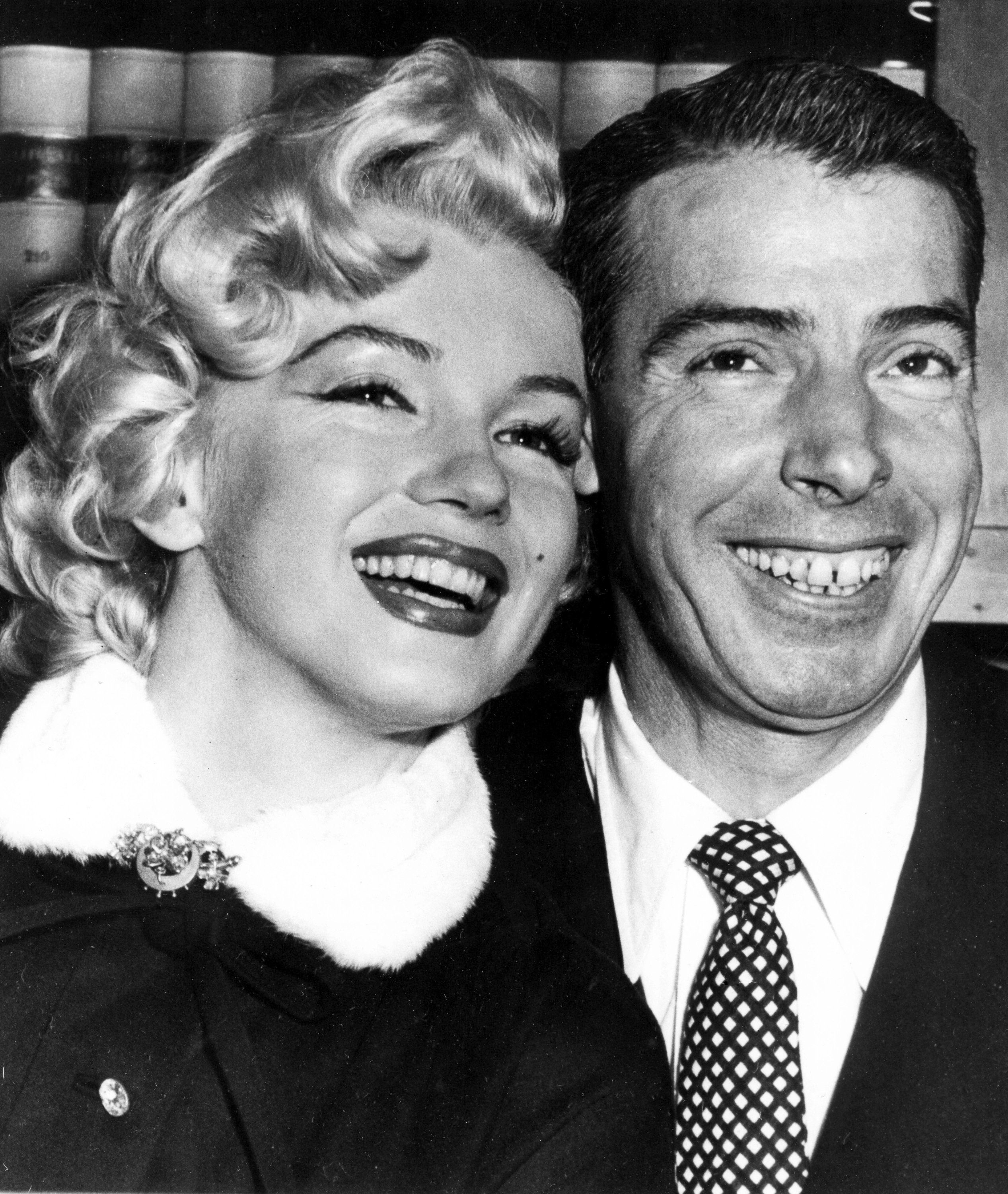 En esta foto del 14 de enero de 1954, la actriz Marilyn Monroe y el astro de los Yanquis de Nueva York Joe DiMaggio posan previo a la ceremonia de su boda en San Francisco. (AP Foto, Archivo)
