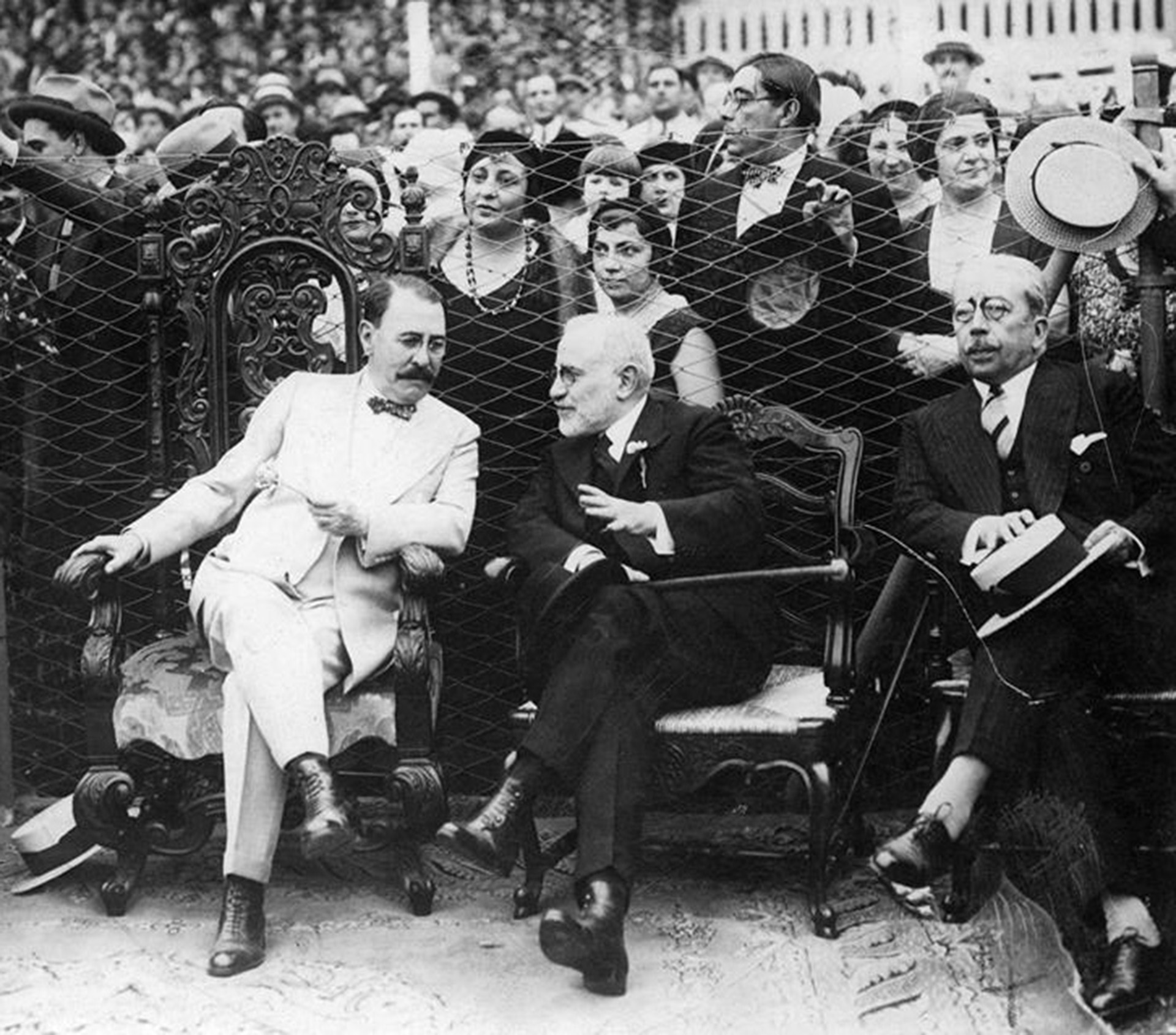 Uriburu y Lisandro de la Torre con Lugones en la cancha de Newll’s Old Boys frente a Union. en 1931