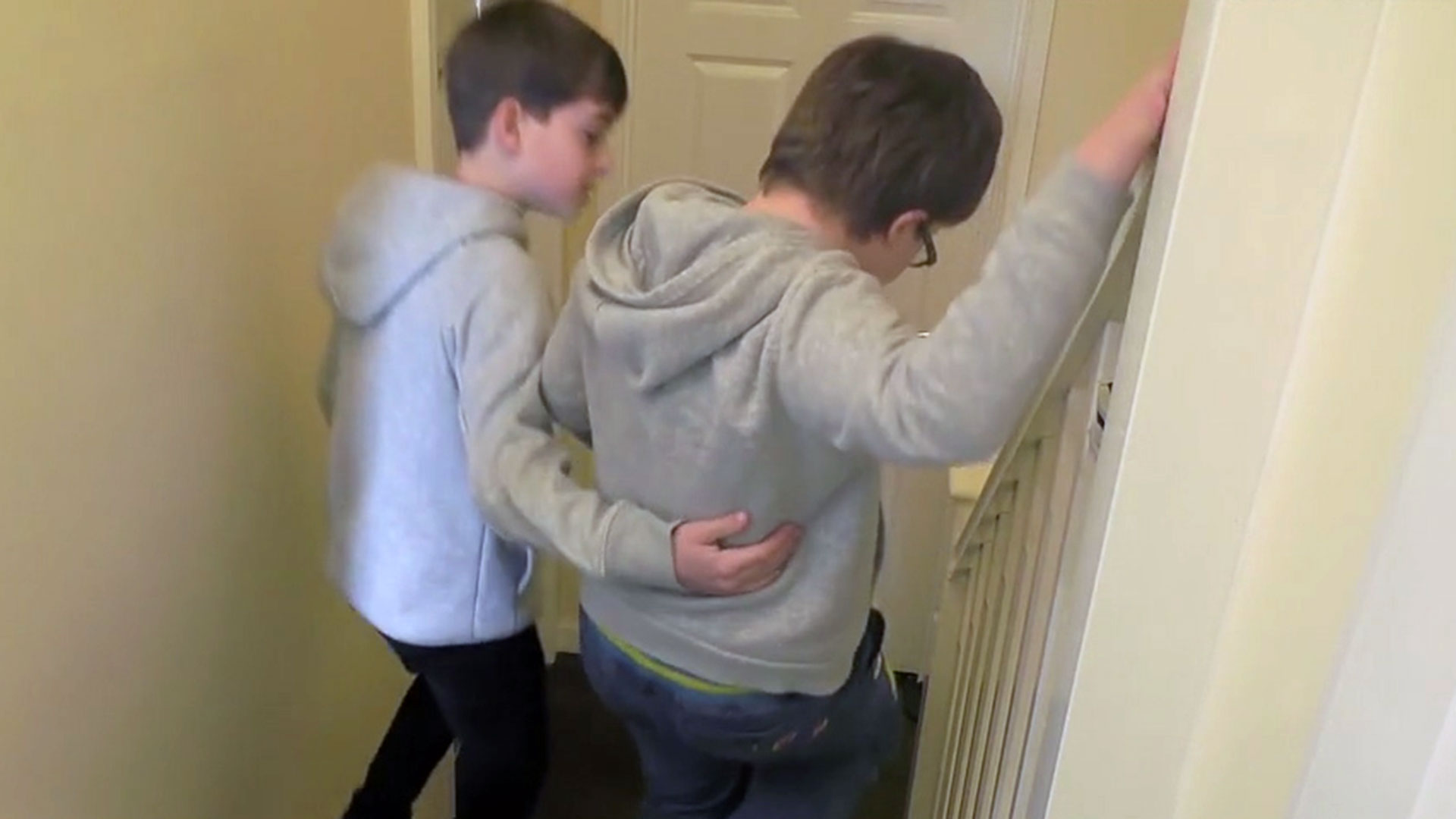 Billy acompañó a su hermano gemelo al baño para que pueda jugar en la casa de sus amigos.
