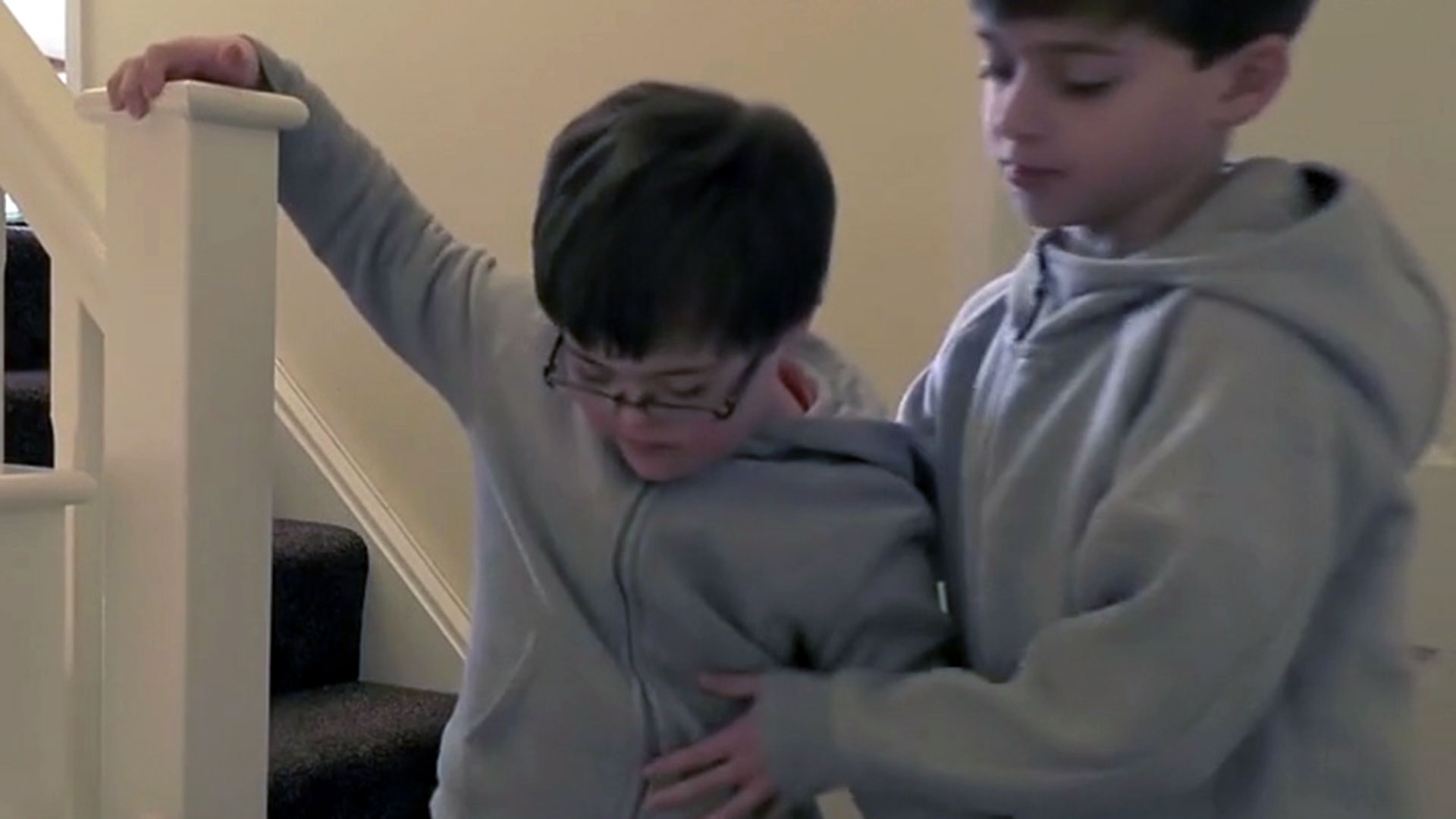 Billy ayudando a Tom a bajar las escaleras para ir al baño.